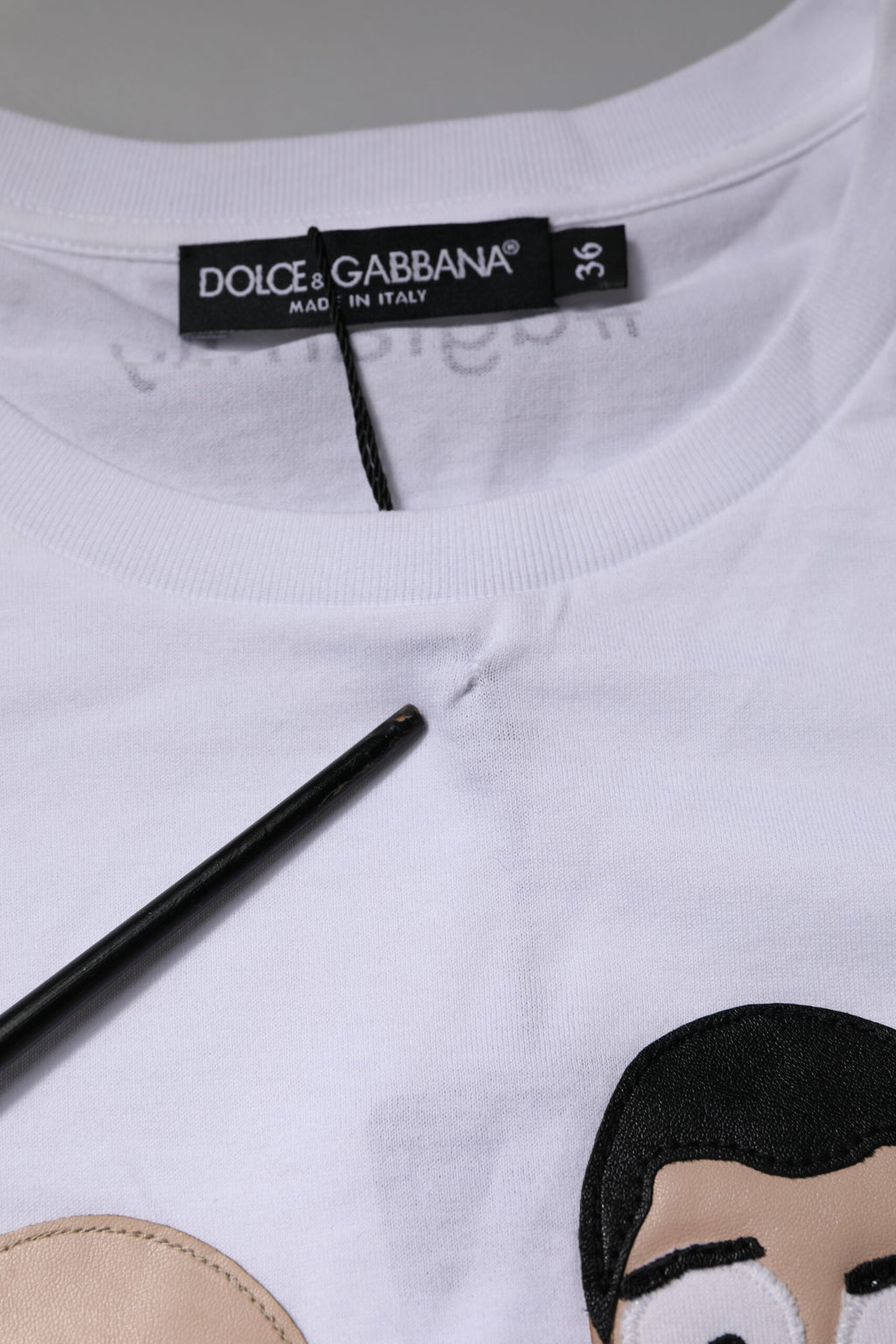 T-shirt en coton blanc Dolce & Gabbana #DGFAMILY avec broderie, vue de face, mode décontractée et élégante.