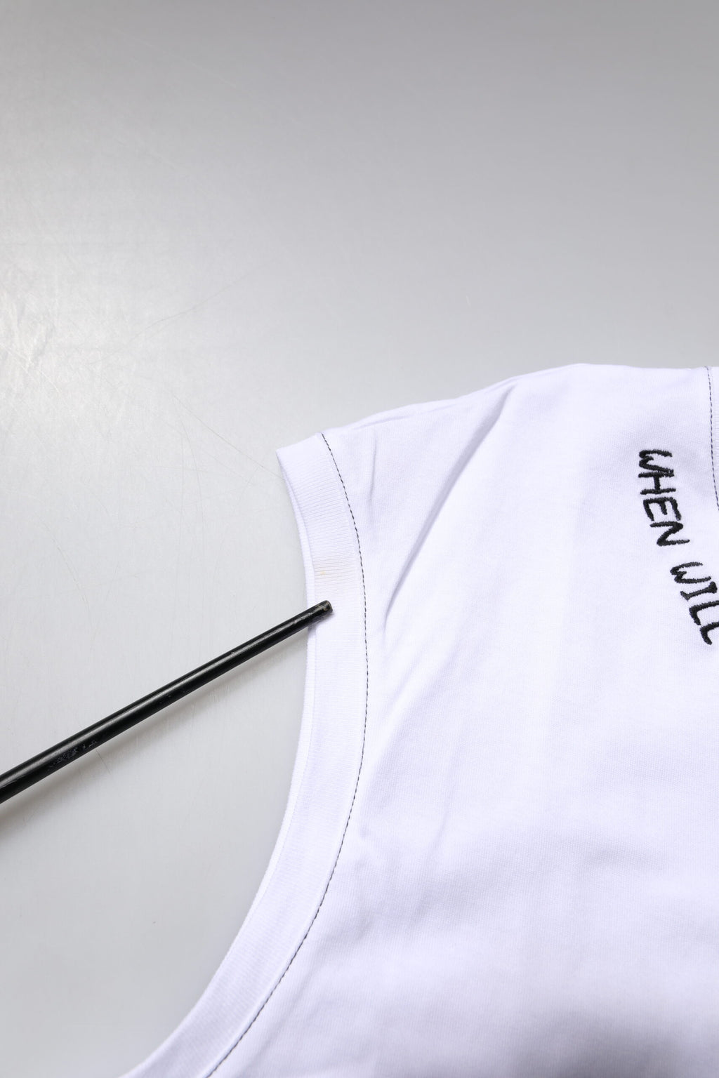 T-shirt sans manches en coton blanc Dolce & Gabbana avec imprimé floral, style décontracté et élégant.