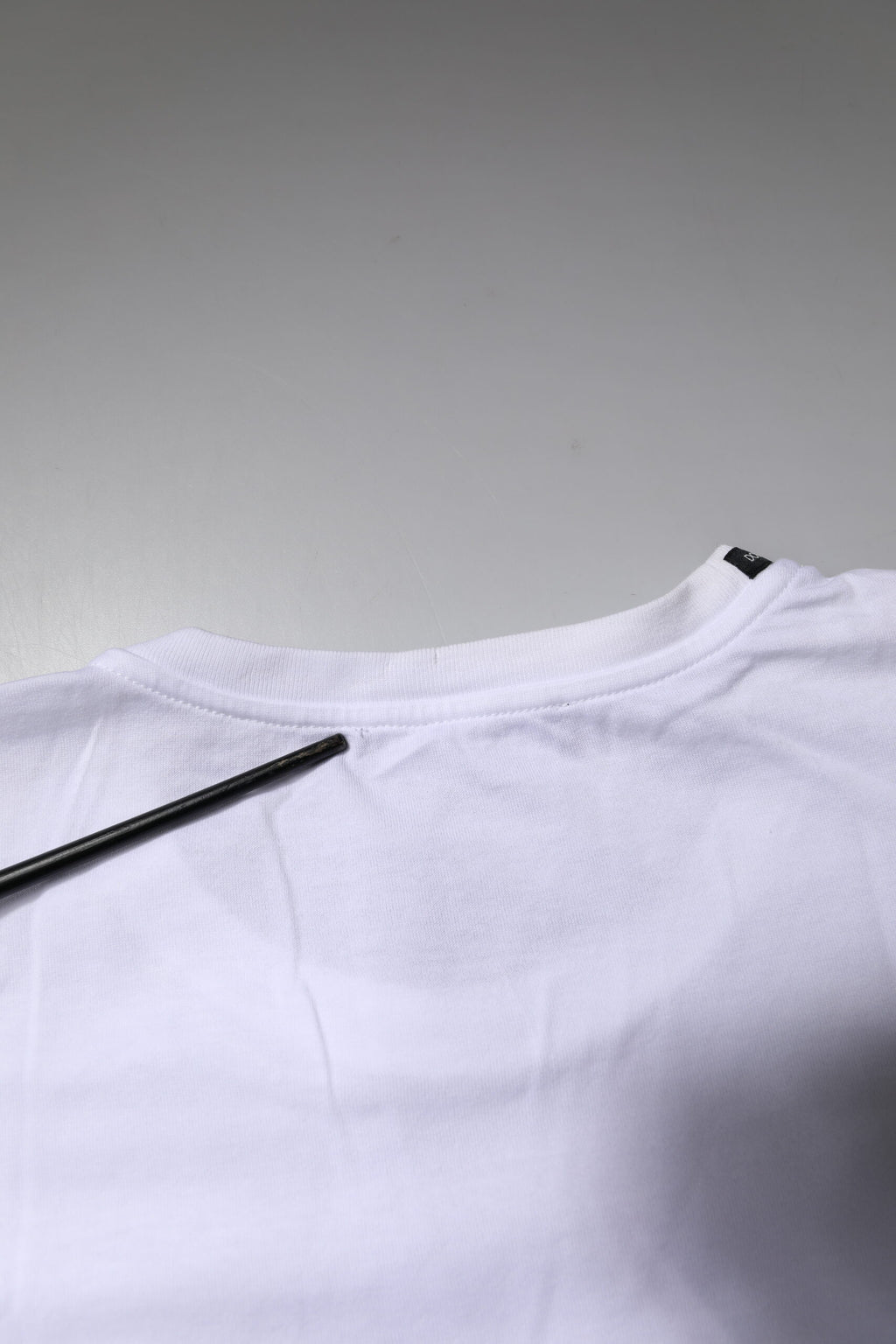 T-shirt Dolce & Gabbana blanc à manches courtes et col rond, vue de face, en coton léger.