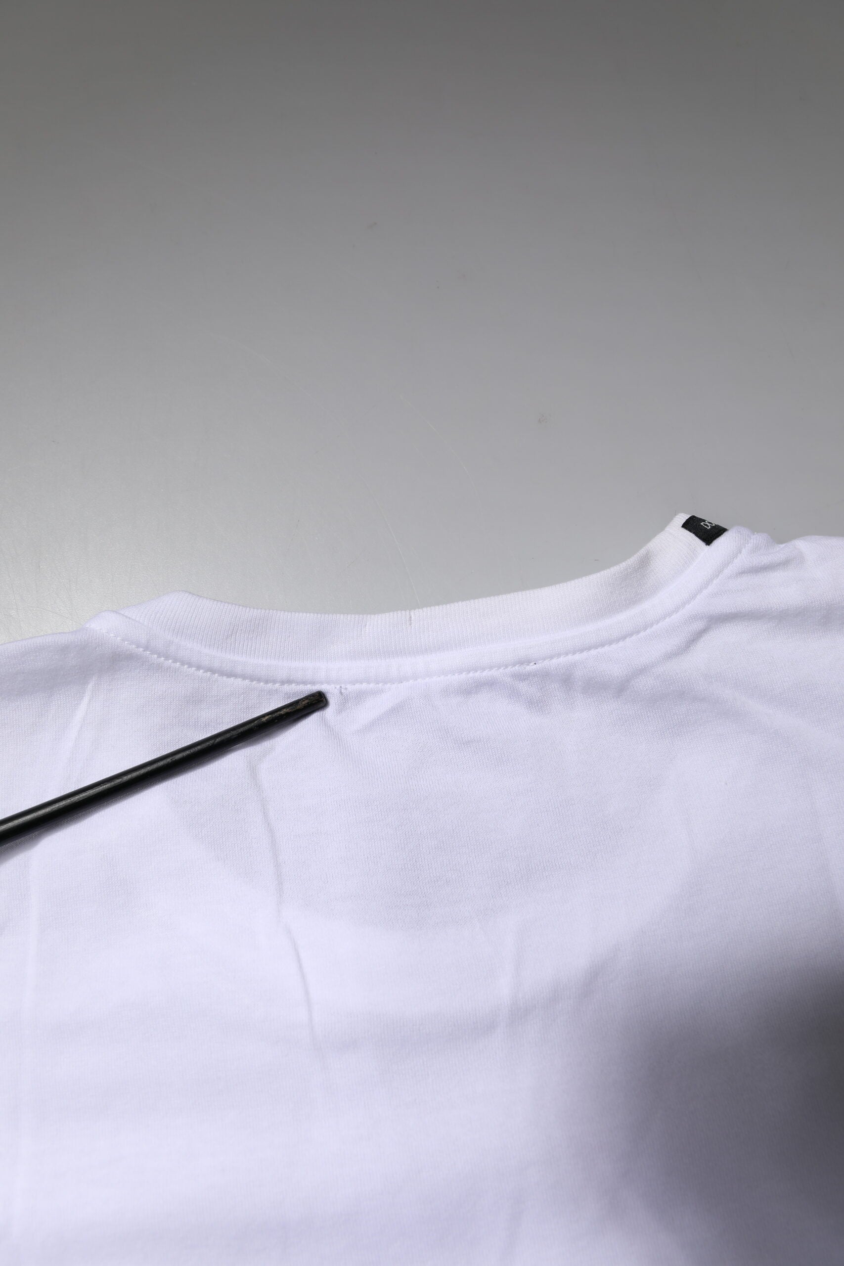 T-shirt Dolce & Gabbana blanc à manches courtes et col rond, vue de face, en coton léger.