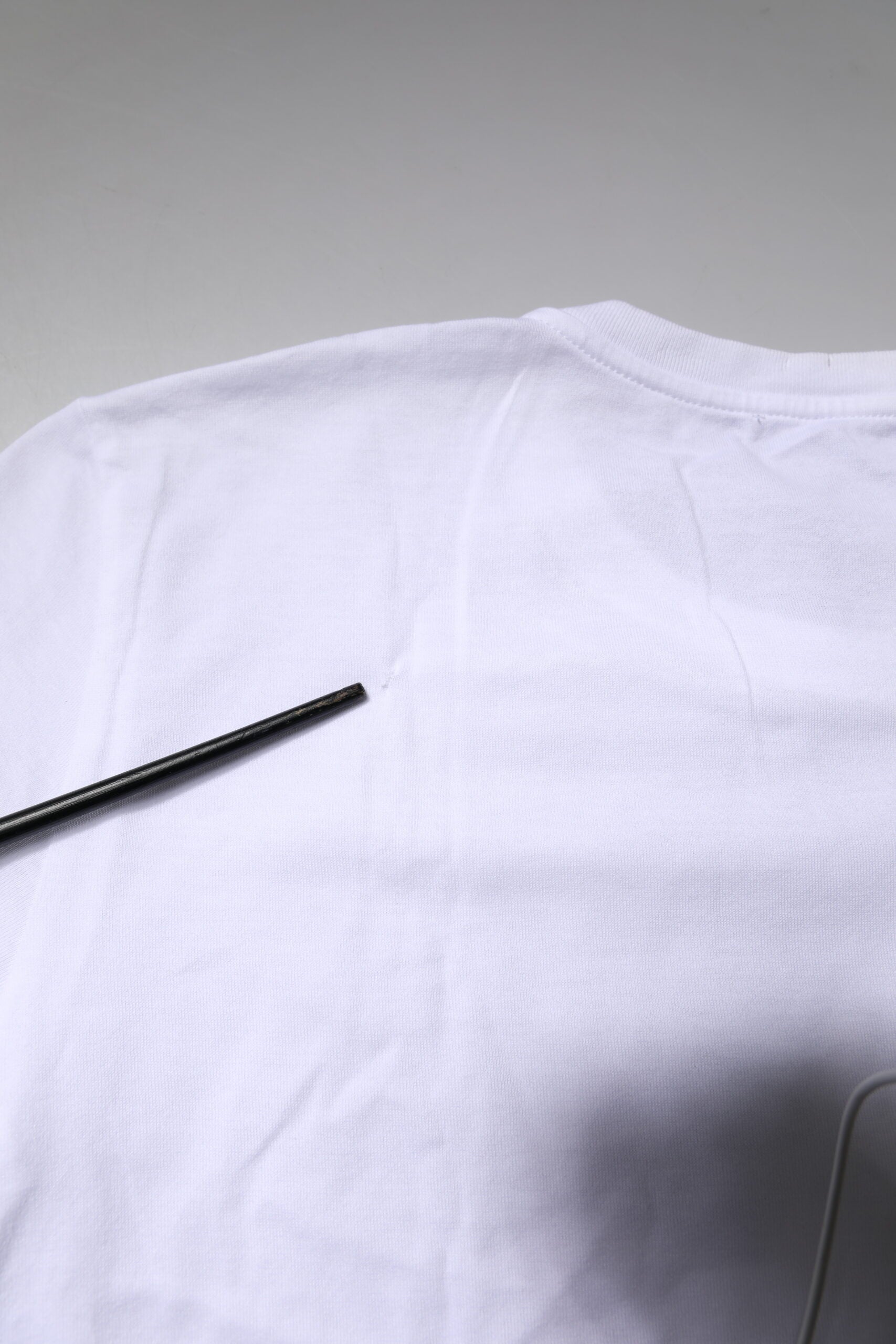 T-shirt blanc Dolce & Gabbana à manches courtes et col rond, vue de face, en tissu léger et élégant.