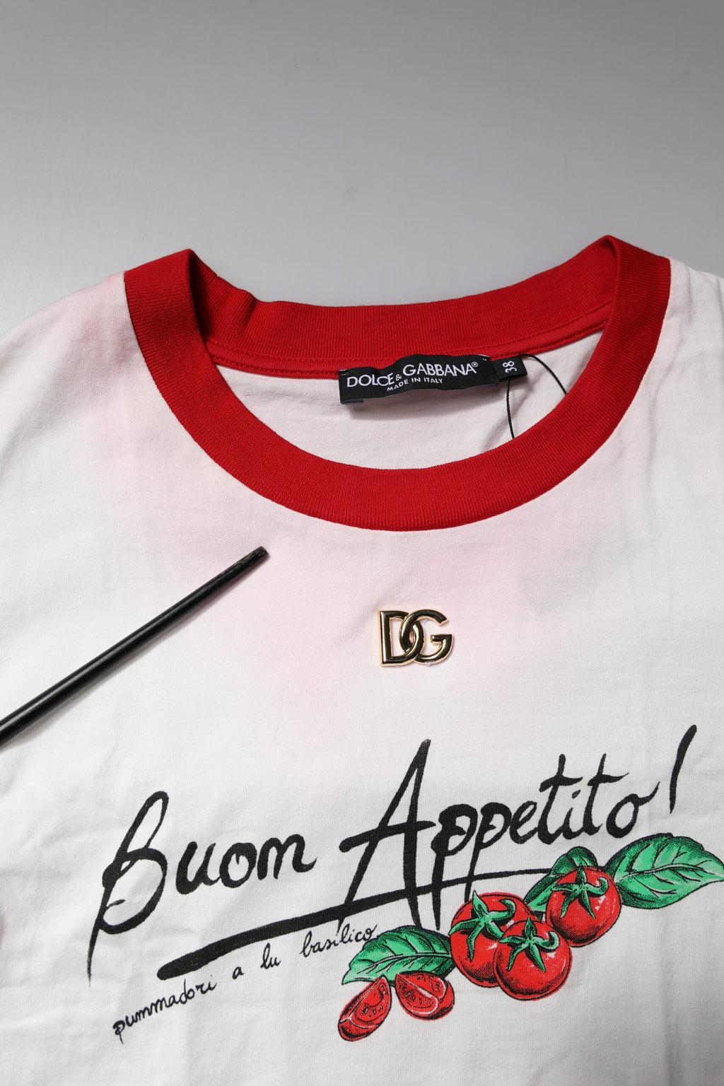 T-shirt cropée blanche imprimée Dolce & Gabbana avec col rond, portée sur un mannequin.
