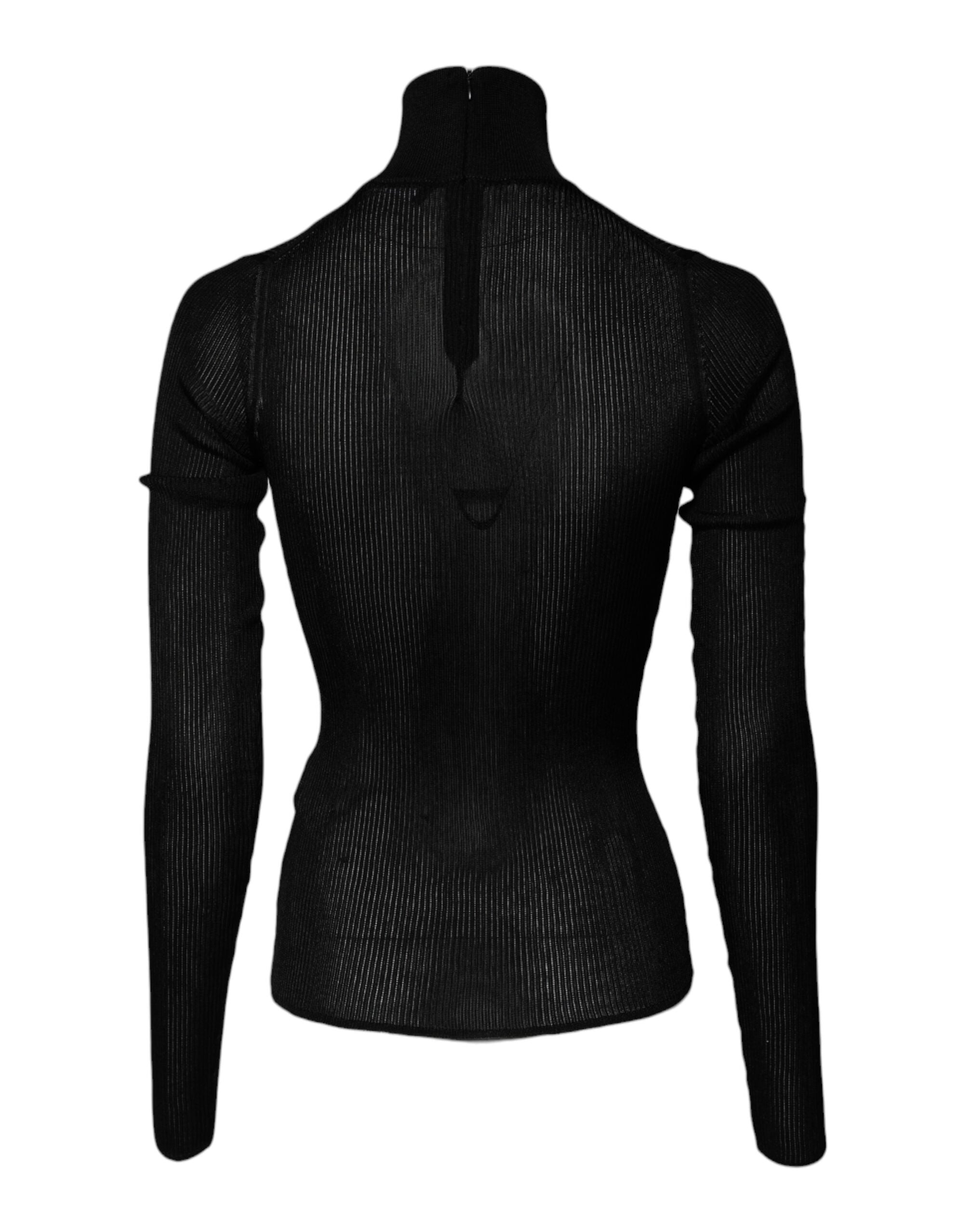 Pull à manches longues en maille noire Dolce & Gabbana avec col roulé et coupe slim, porté par un mannequin.