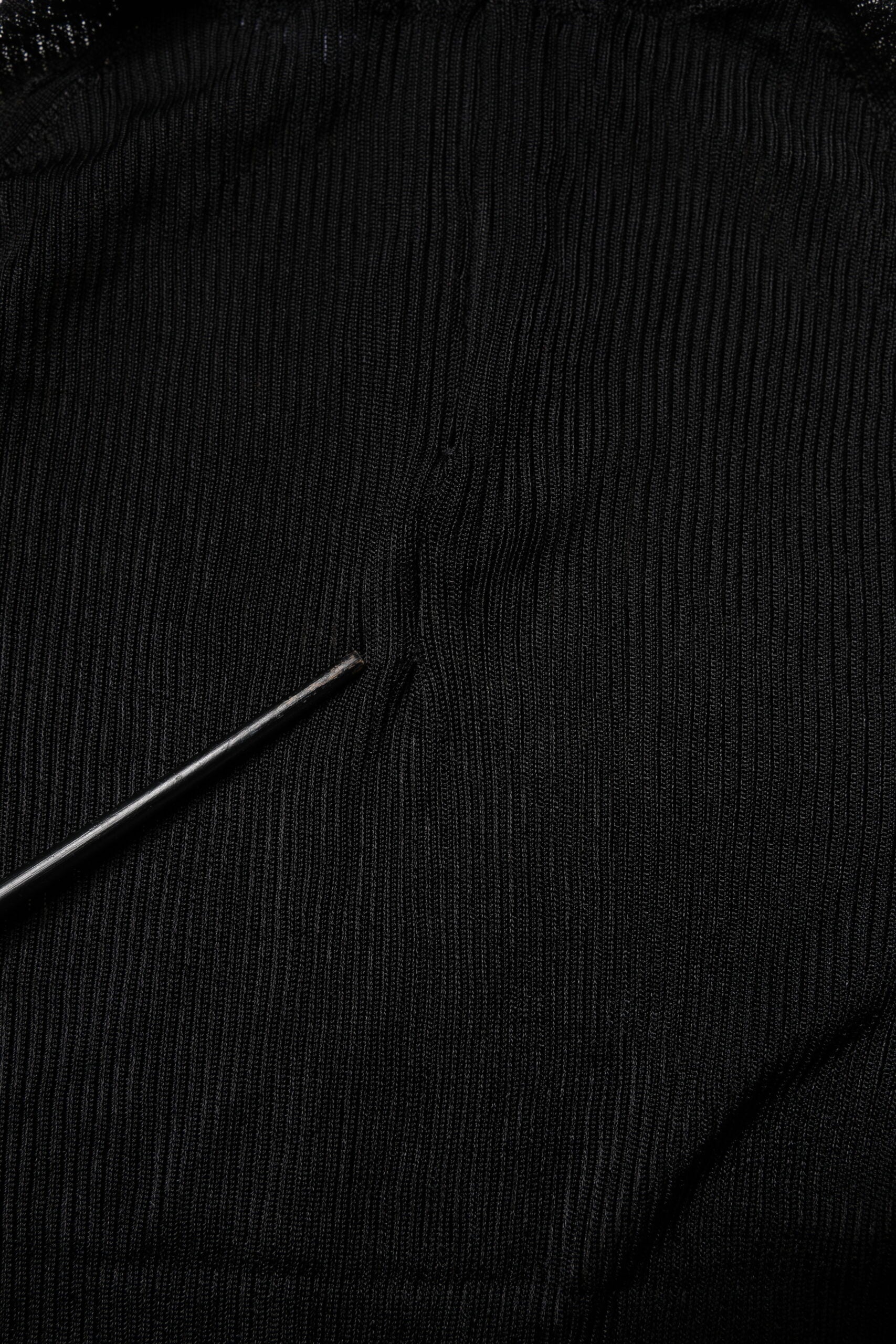 Pull noir en maille Dolce & Gabbana à manches longues, col roulé slim, ajusté et élégant.
