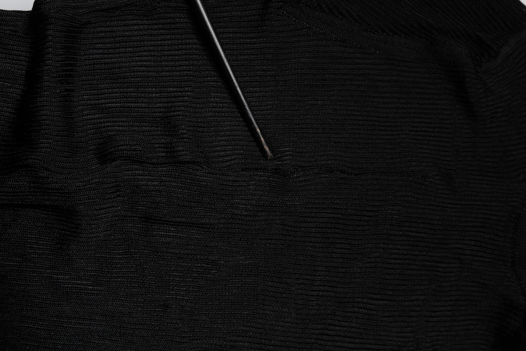Pull noir Dolce & Gabbana en tricot à manches longues et col roulé, coupe slim, porté sur un mannequin.