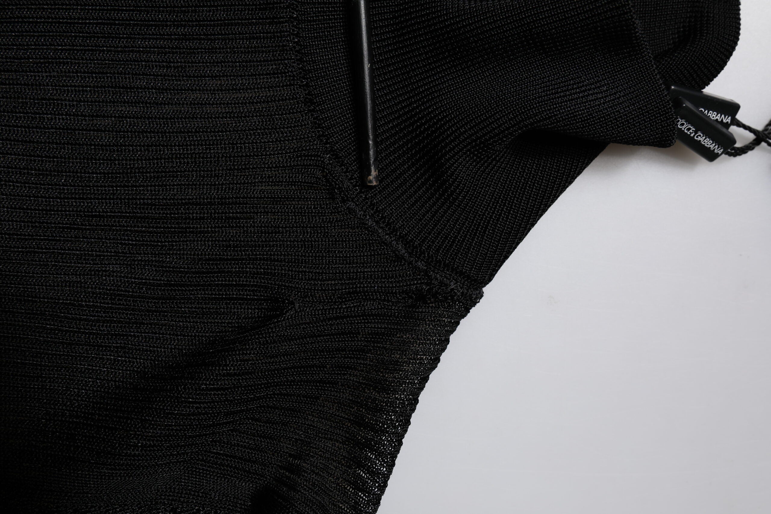 Pull noir à manches longues Dolce & Gabbana en maille fine, col roulé slim et ajusté pour un style élégant.