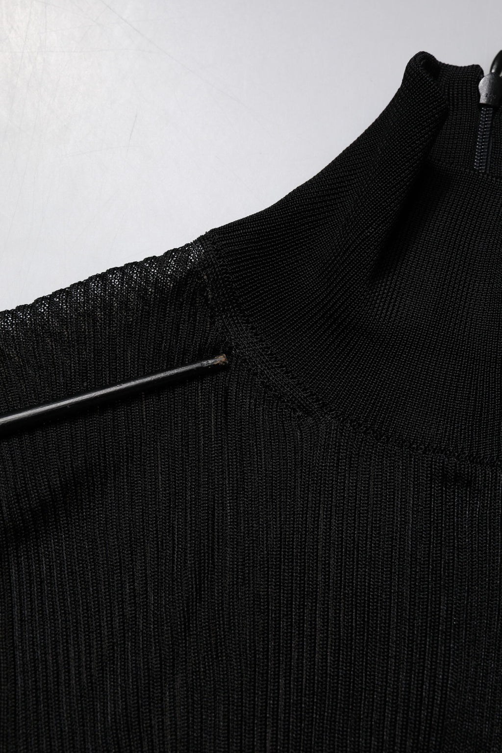 Pull à manches longues en tricot noir Dolce & Gabbana, col roulé slim ajusté, porté sur un mannequin.