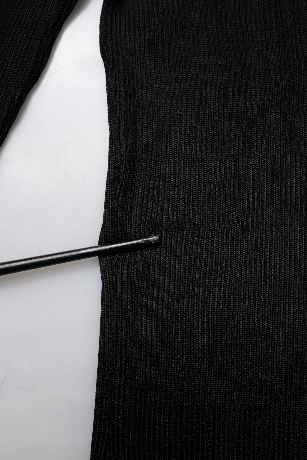 Pull noir en maille Dolce & Gabbana à manches longues et col roulé, coupe slim, porté sur un mannequin.