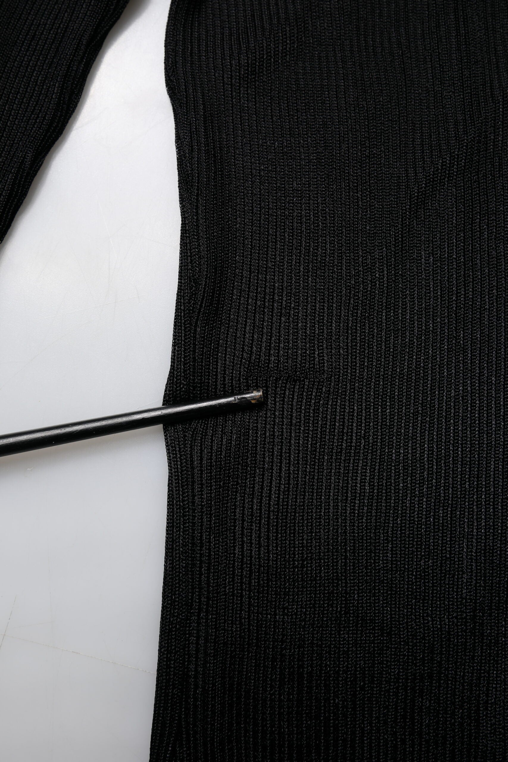 Pull noir en maille Dolce & Gabbana à manches longues et col roulé, coupe slim, porté sur un mannequin.