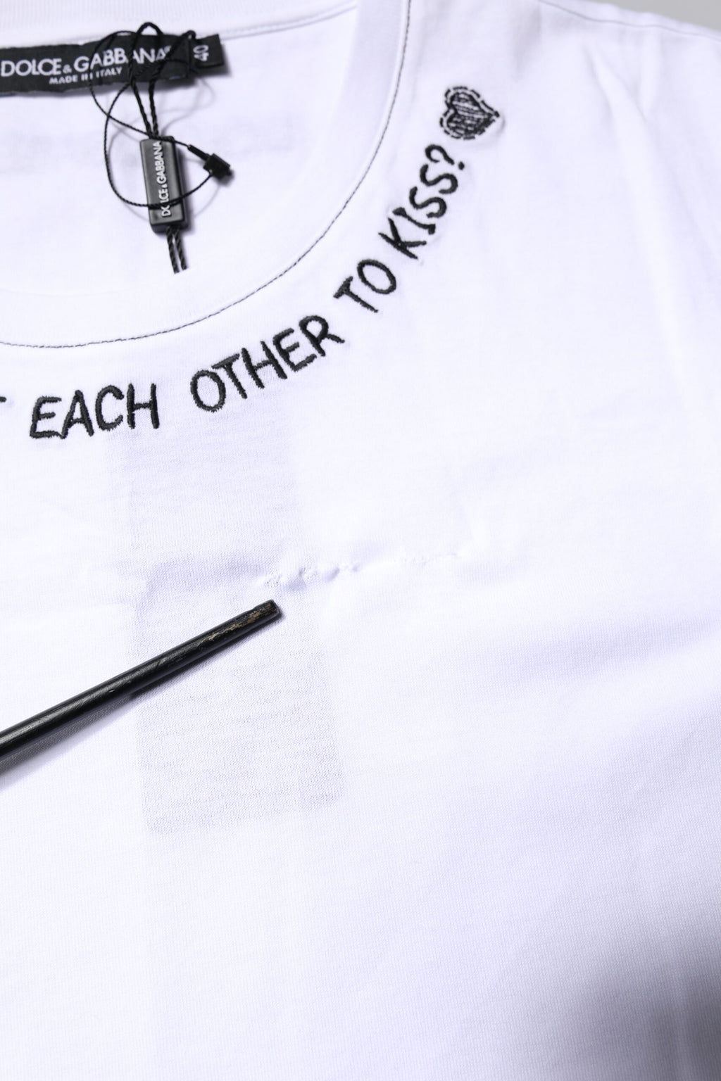 T-shirt sans manches en coton blanc Dolce & Gabbana avec imprimé floral, léger et confortable, pour un style élégant.