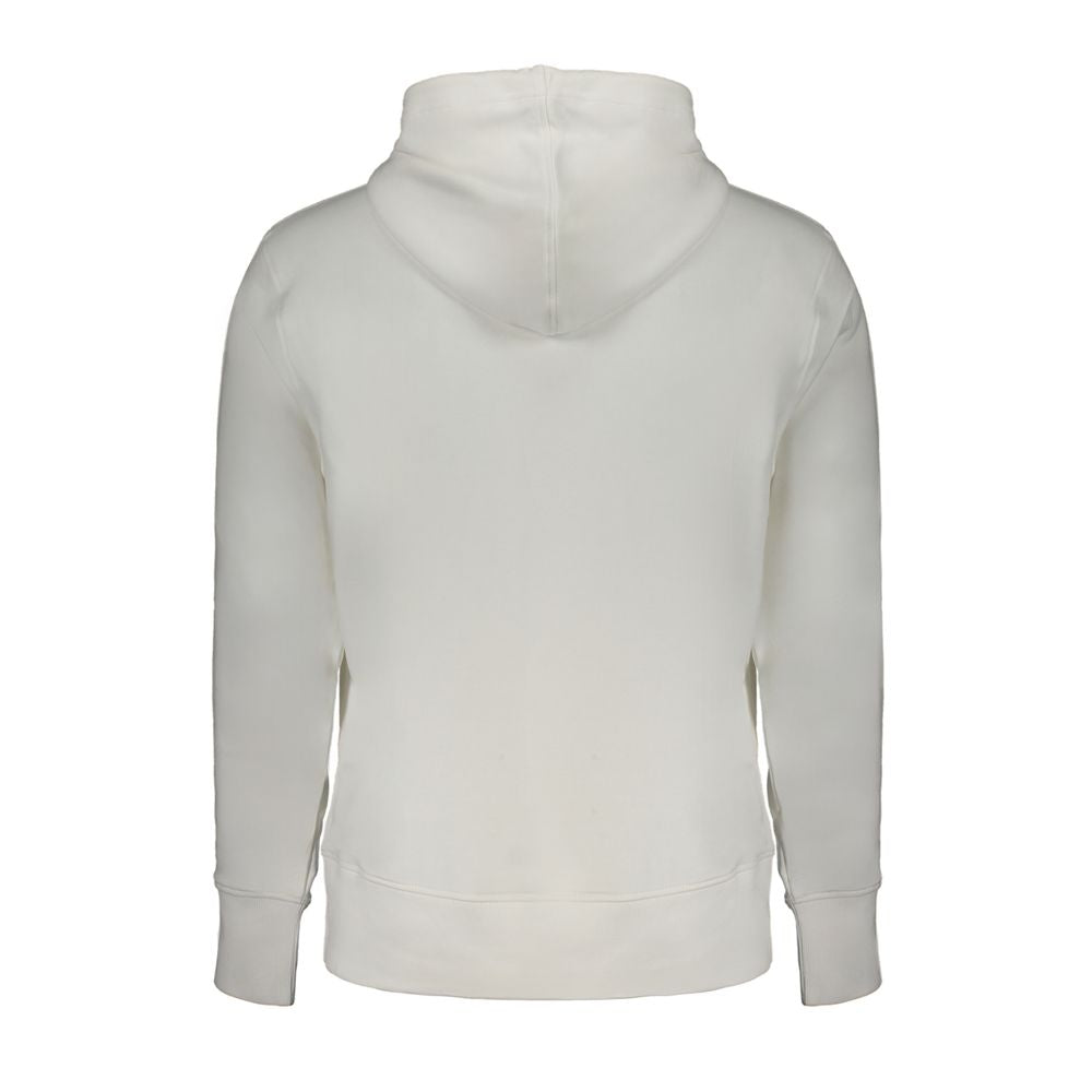 Pull homme blanc en coton de Calvin Klein, modèle classique à col rond, porté avec un fond neutre.