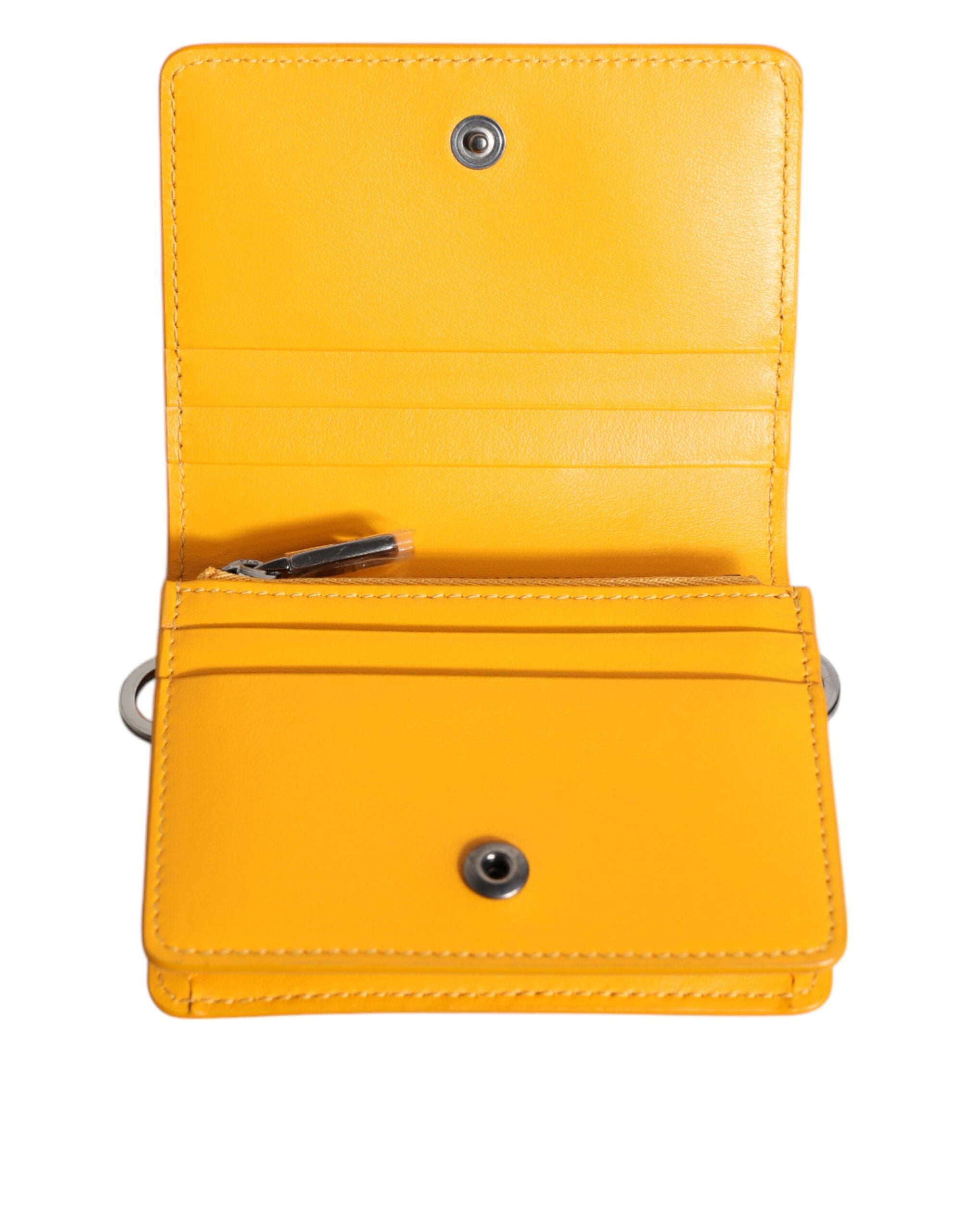 Portefeuille bifold en cuir jaune Dolce & Gabbana avec bandoulière, vue de face, détails de la texture du cuir et de la fermeture.
