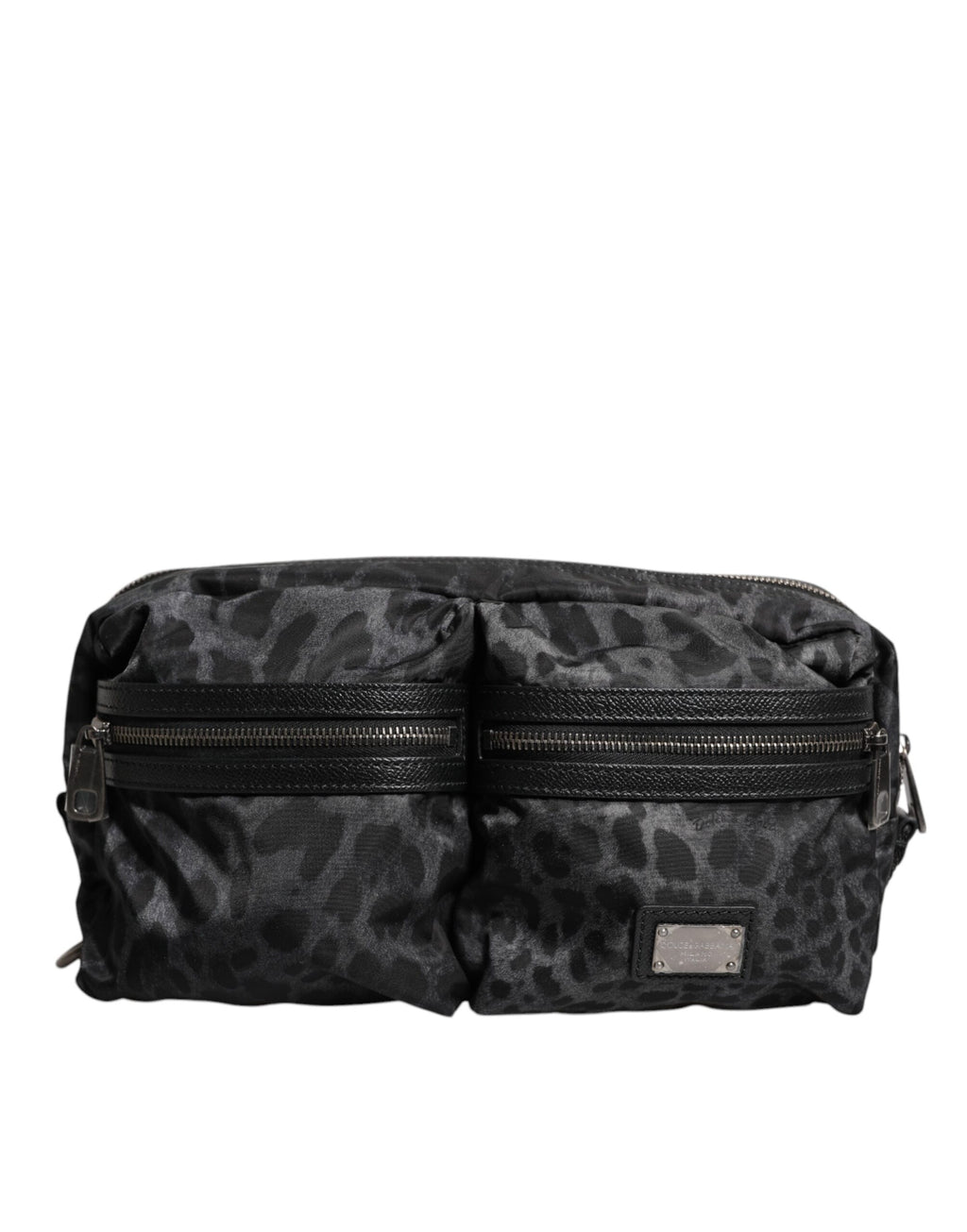 Ceinture fanny pack Dolce & Gabbana en cuir noir et gris à motif léopard avec logo DG, portée autour de la taille.