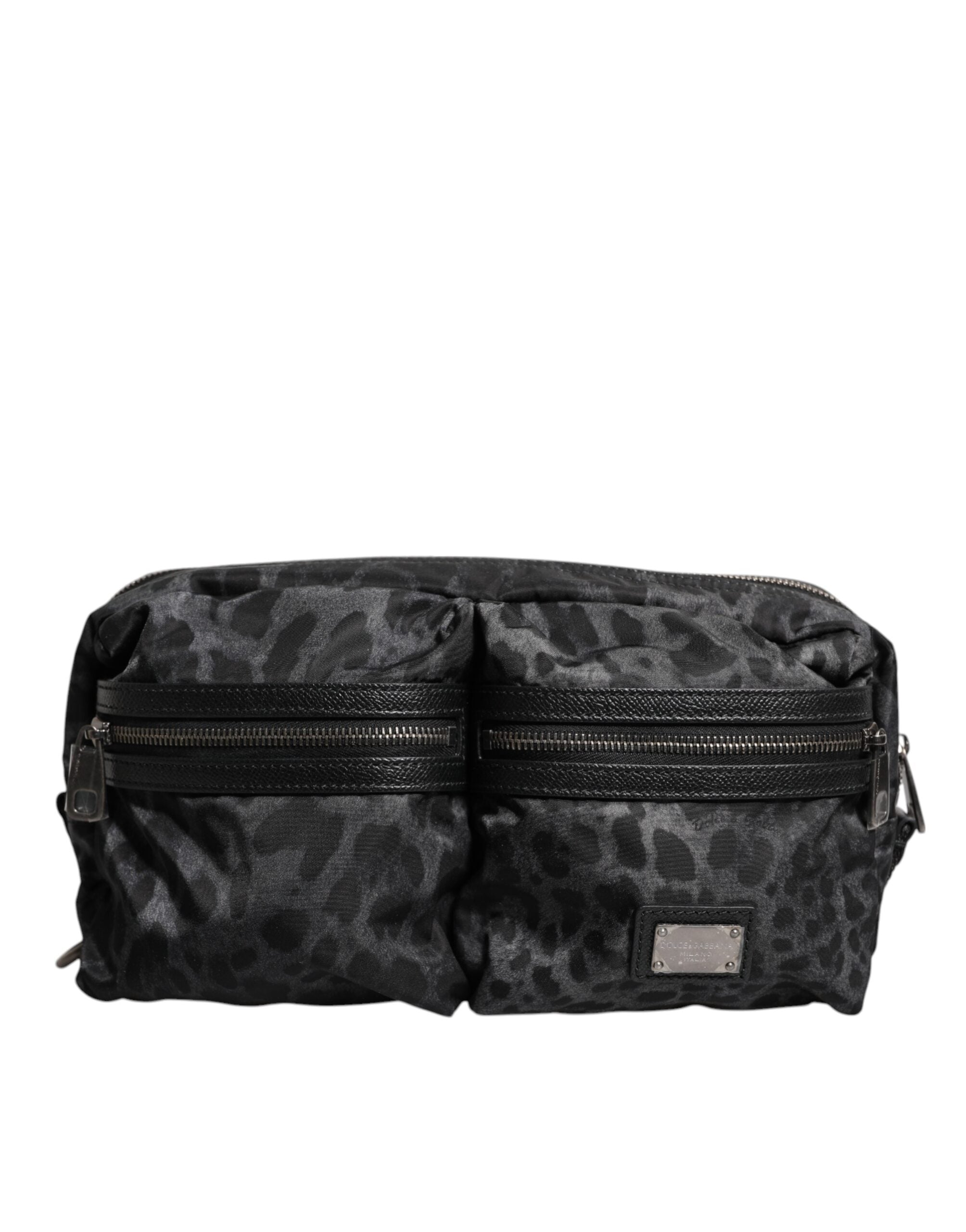 Ceinture fanny pack Dolce & Gabbana en cuir noir et gris à motif léopard avec logo DG, portée autour de la taille.