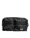 Ceinture Dolce & Gabbana en cuir noir et gris avec motif léopard et logo DG, portée en tant que sac banane.