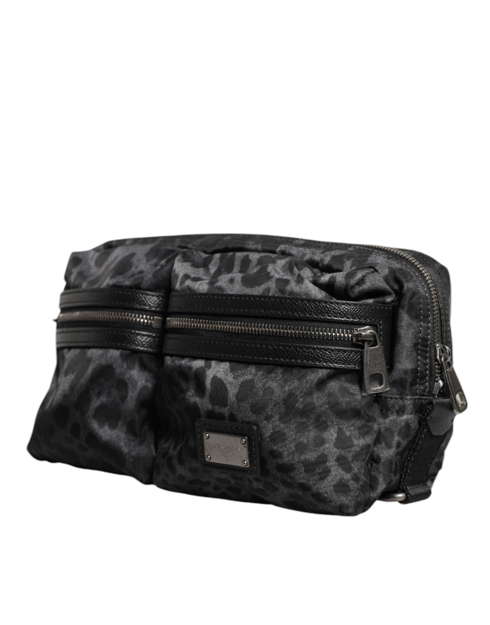 Ceinture fanny pack Dolce & Gabbana en cuir noir et gris avec motif léopard et logo DG, porte-épaule élégante et tendance.