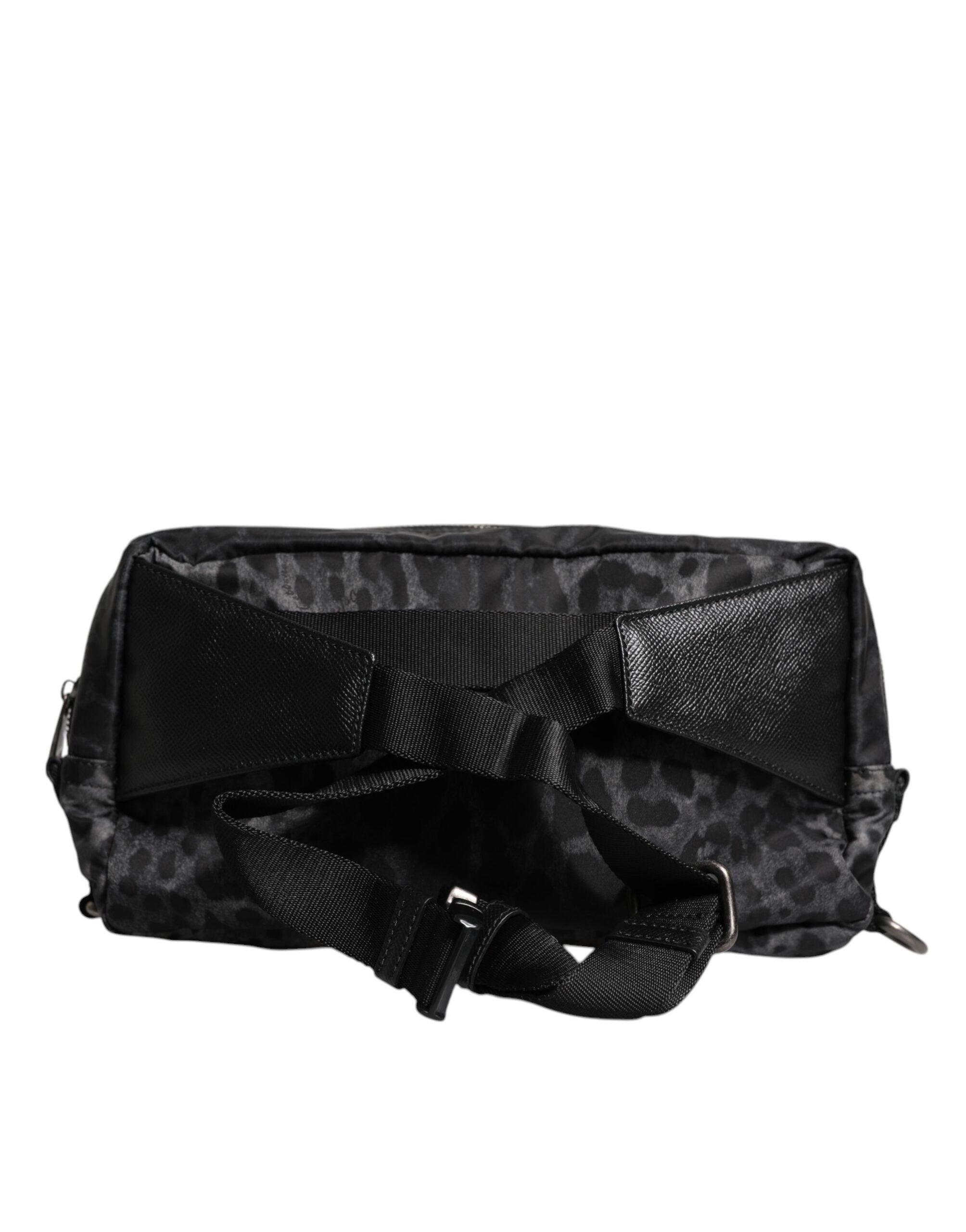 Ceinture noire et grise Dolce & Gabbana avec motif léopard, logo DG, portée en ceinture ou sac banane.