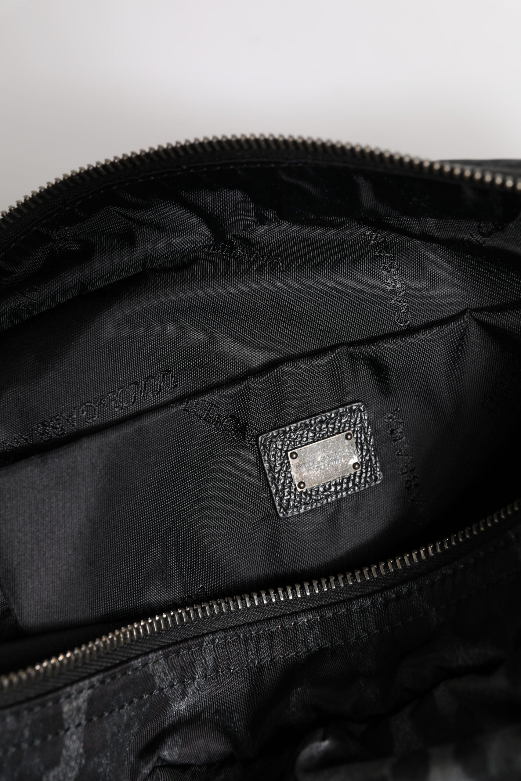 Ceinture Dolce & Gabbana en cuir noir et gris avec logo léopard, porte-fanny pack élégante et pratique.