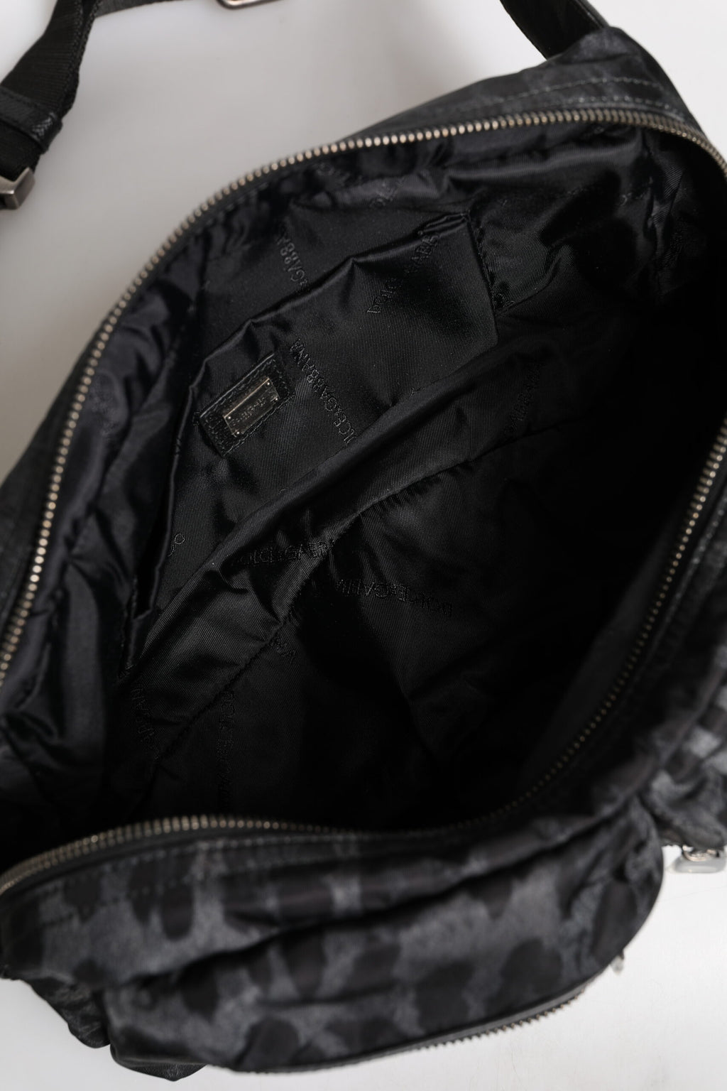 Ceinture noire et grise Dolce & Gabbana avec motif léopard, logo DG, utilisée comme ceinture ou sac banane à la taille.