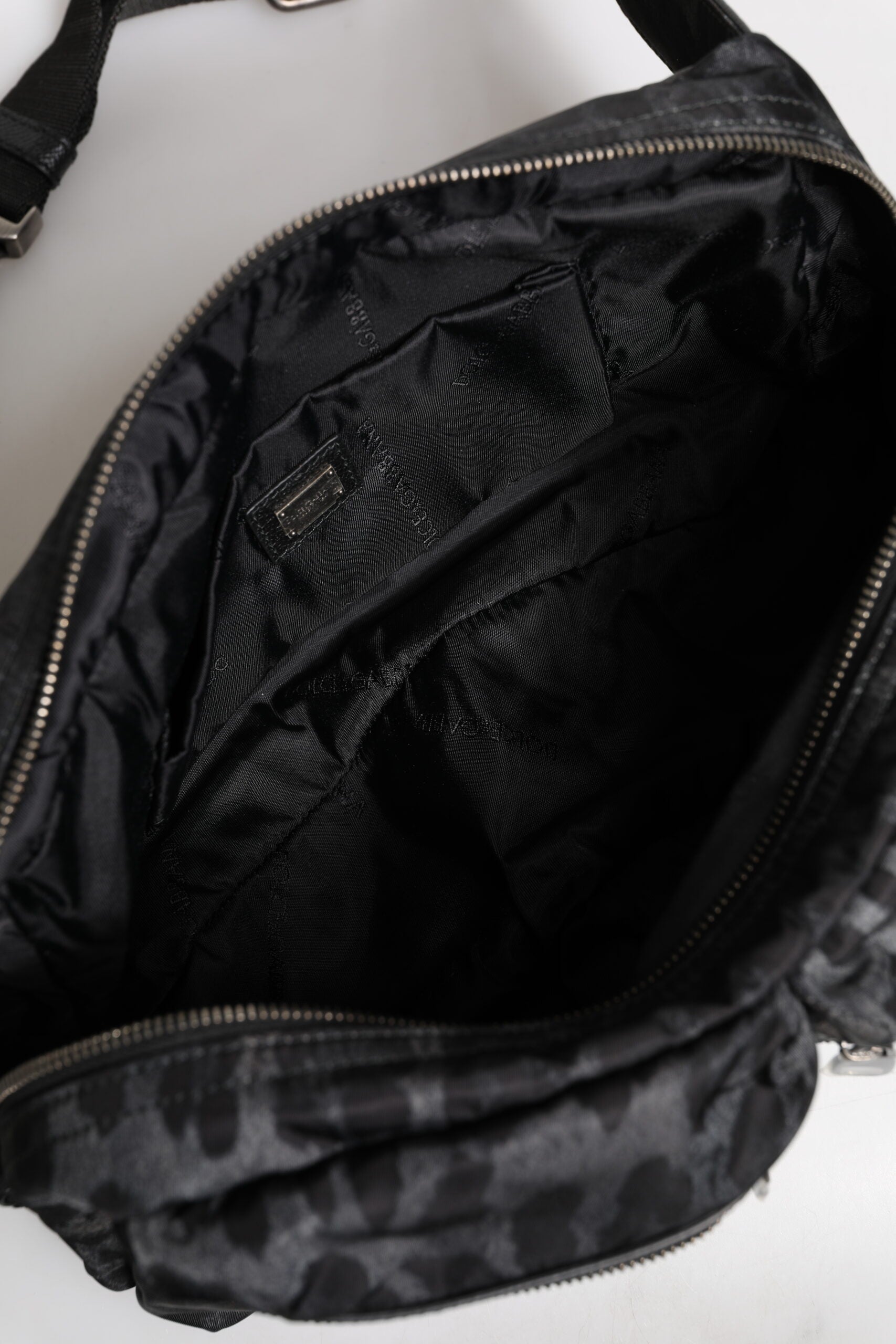 Ceinture noire et grise Dolce & Gabbana avec motif léopard, logo DG, utilisée comme ceinture ou sac banane à la taille.