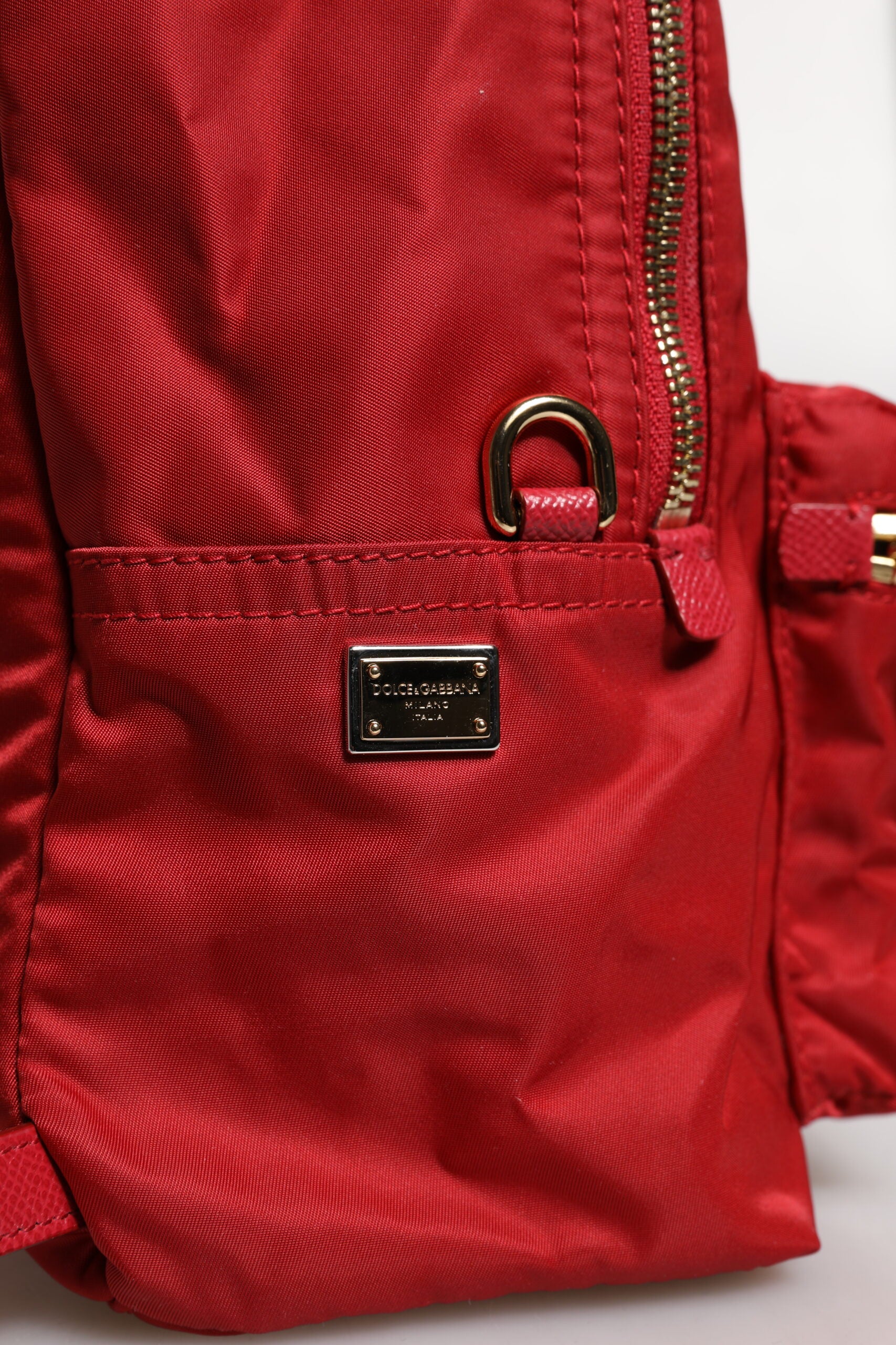Sac à dos Dolce & Gabbana VULCANO avec embellissements rouges, design tendance et détails élégants visibles sur l'image.