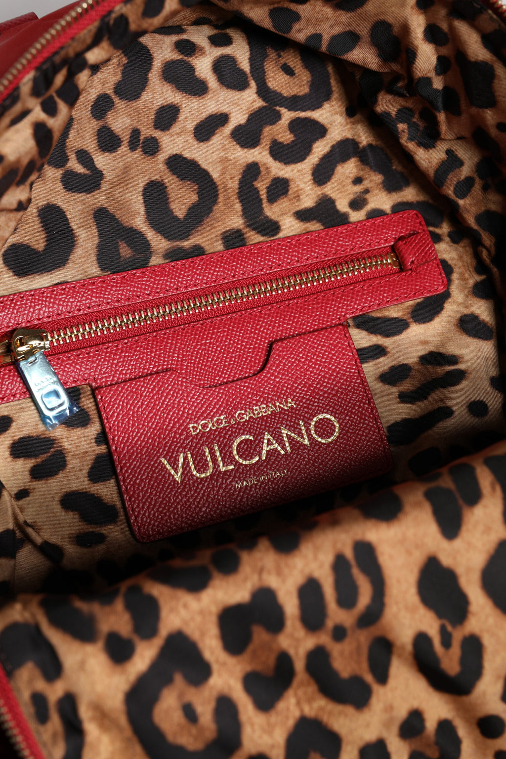 Sac à dos Dolce & Gabbana VULCANO rouge avec embellissements, style élégant et moderne, en tissu de haute qualité.