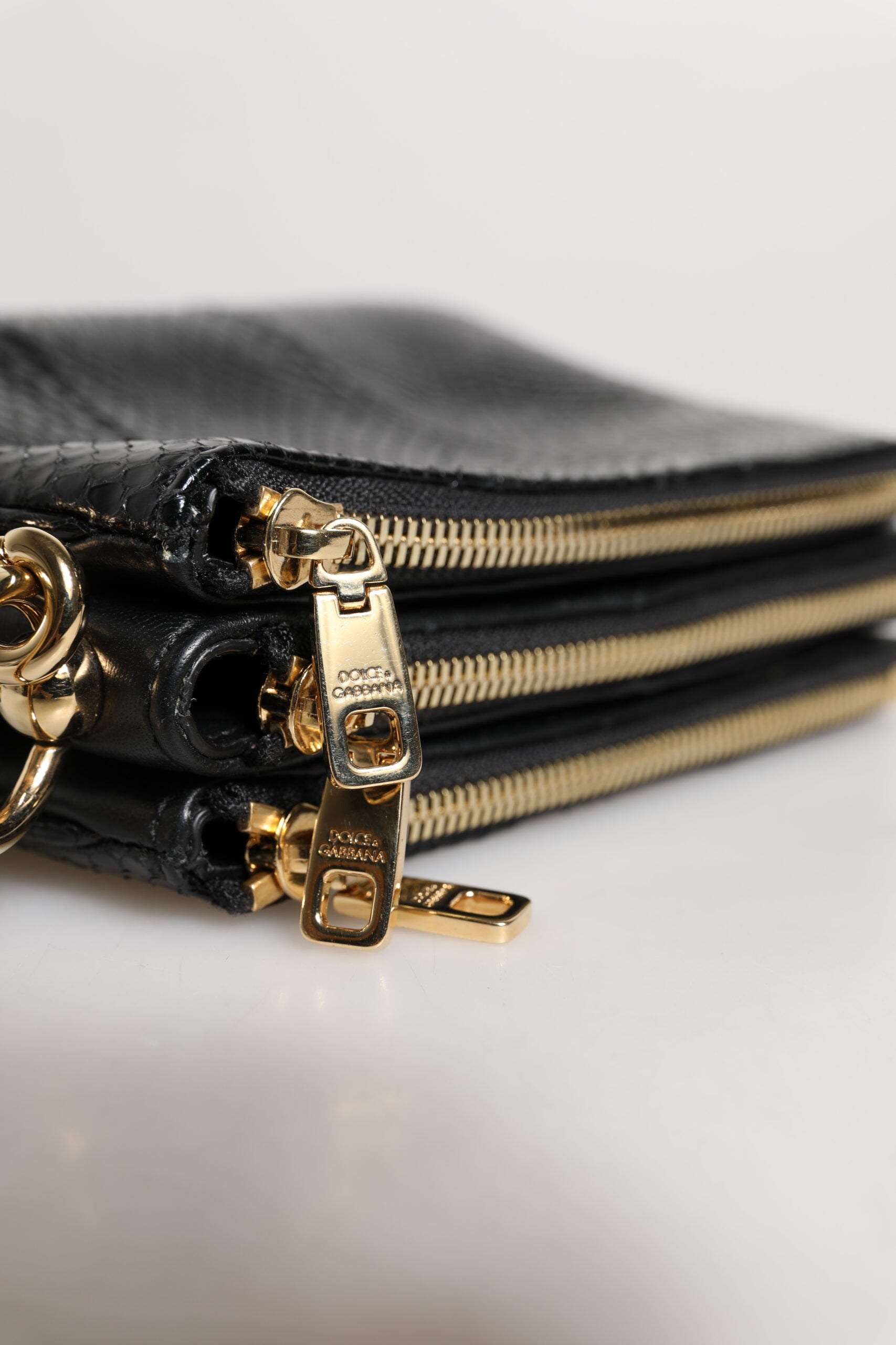 Sac pochette bandoulière en cuir exotique noir de Dolce & Gabbana, élégante et sophistiquée.