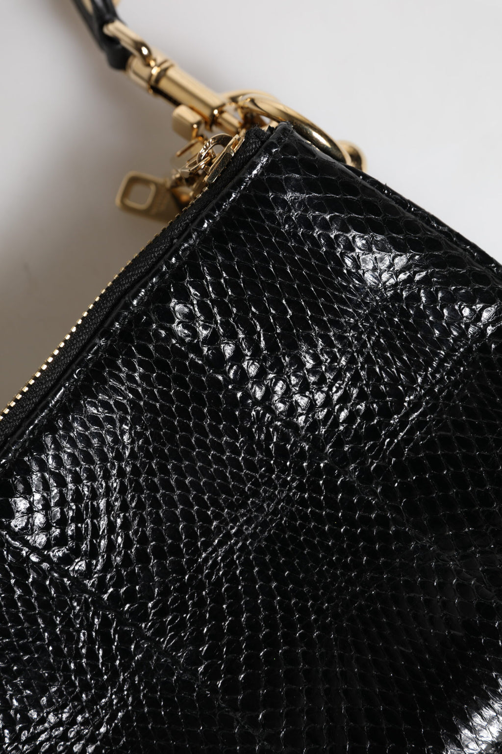 Sac pochette bandoulière en cuir exotique noir de Dolce & Gabbana, élégant et sophistiqué.