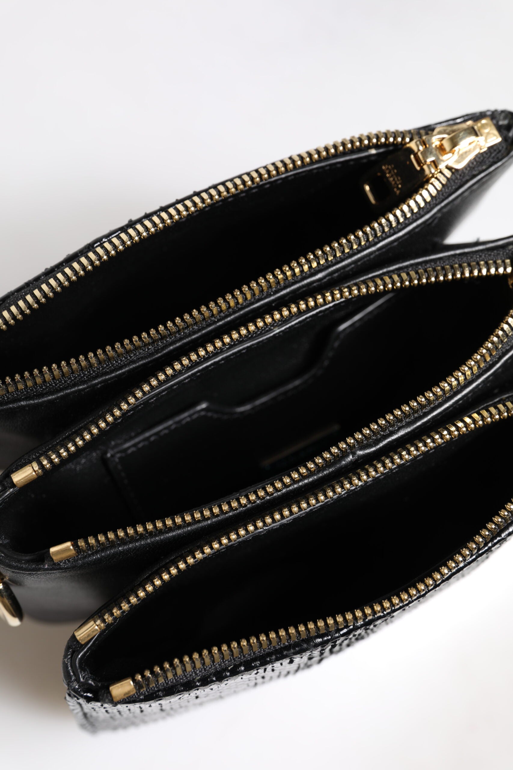 Sac pochette en cuir exotique noir Dolce & Gabbana, sacoche épaule élégante avec finition sophistiquée.