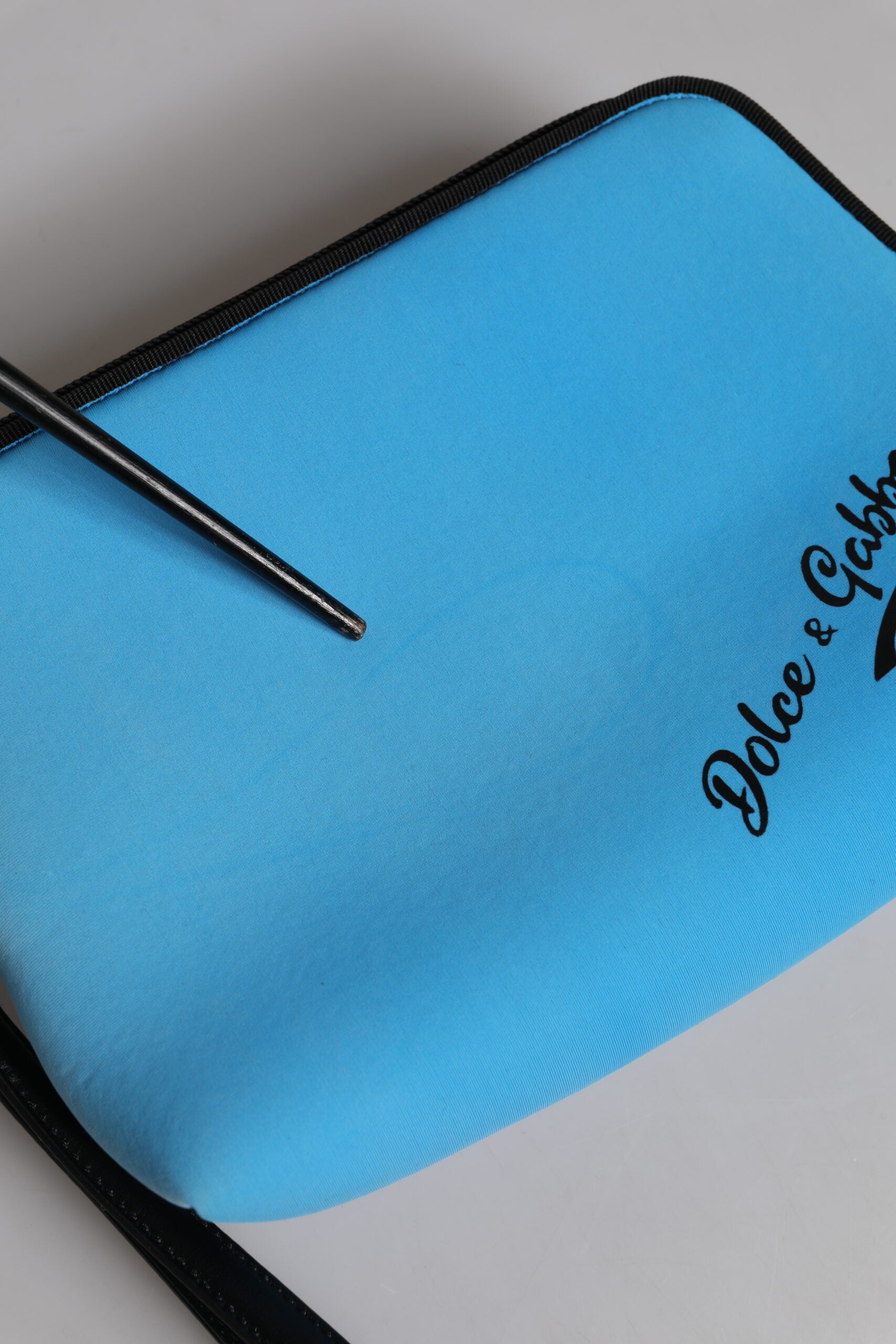 Pochette Dolce & Gabbana Blue DG Logo imprimé avec fermeture éclair, sac porté épaule ou poche élégante.