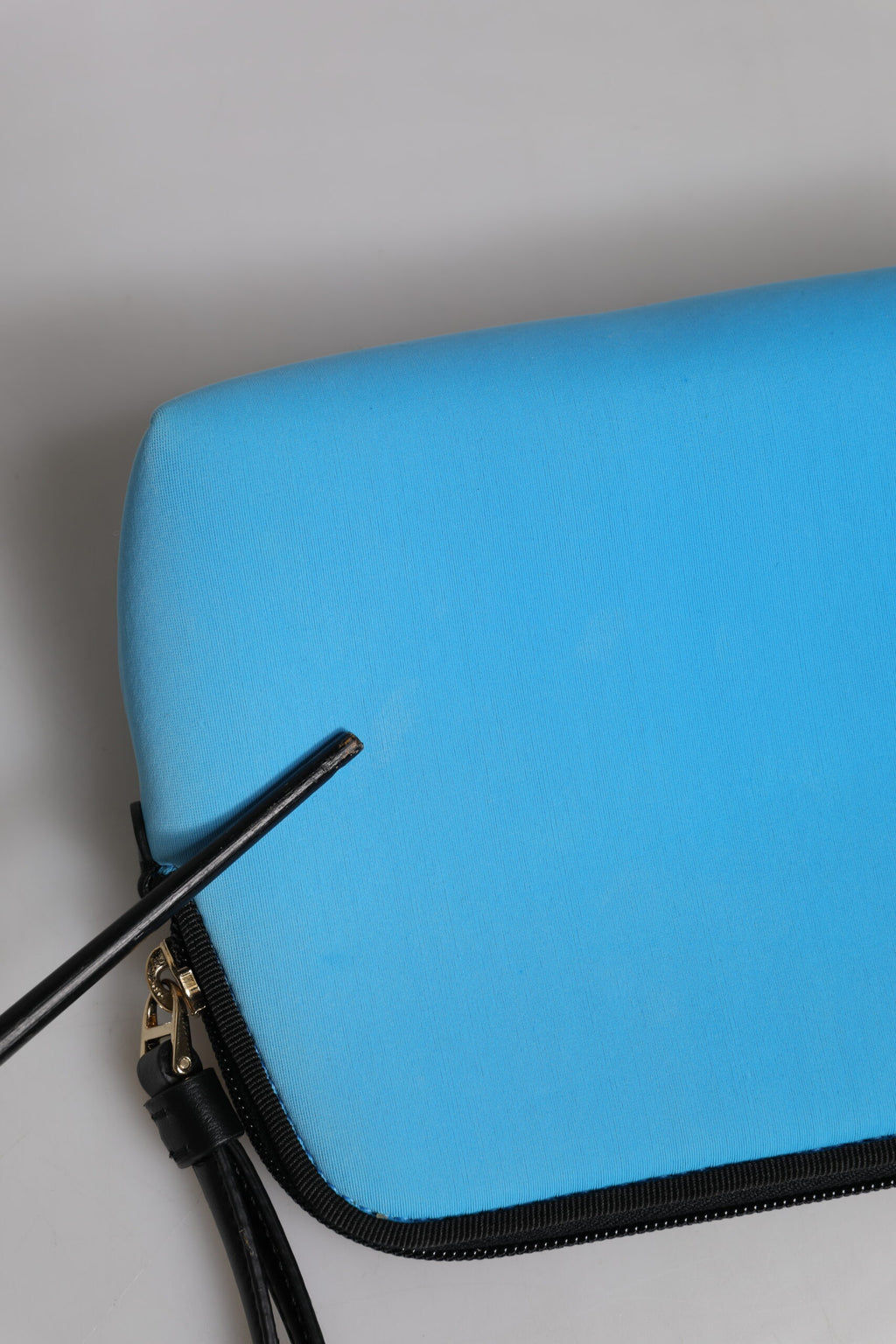 Pochette Dolce & Gabbana Blue DG Logo avec fermeture éclair, motif imprimé, sac élégant en tissu pour accessoires.