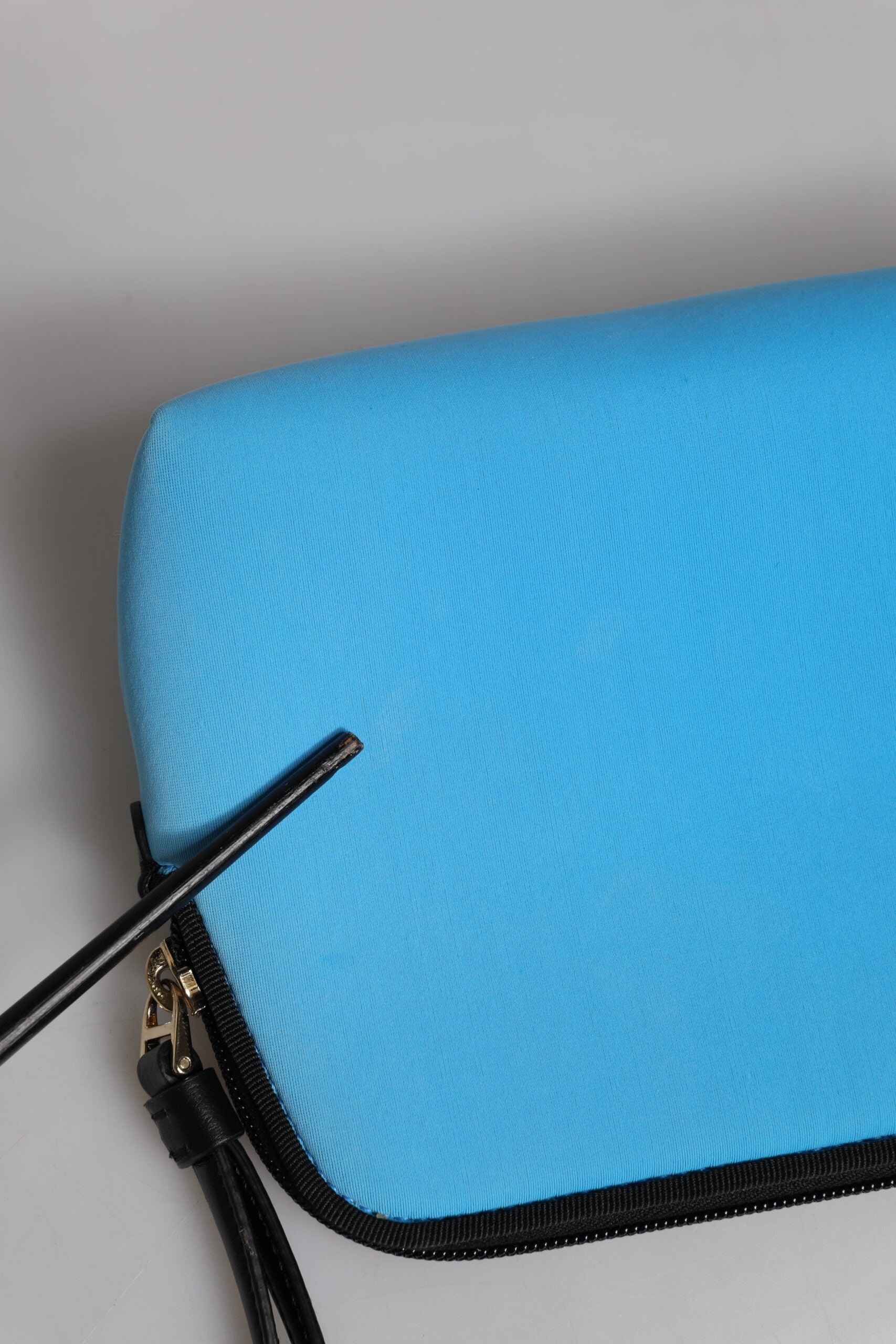Pochette Dolce & Gabbana Blue DG Logo avec fermeture éclair, motif imprimé, sac élégant en tissu pour accessoires.
