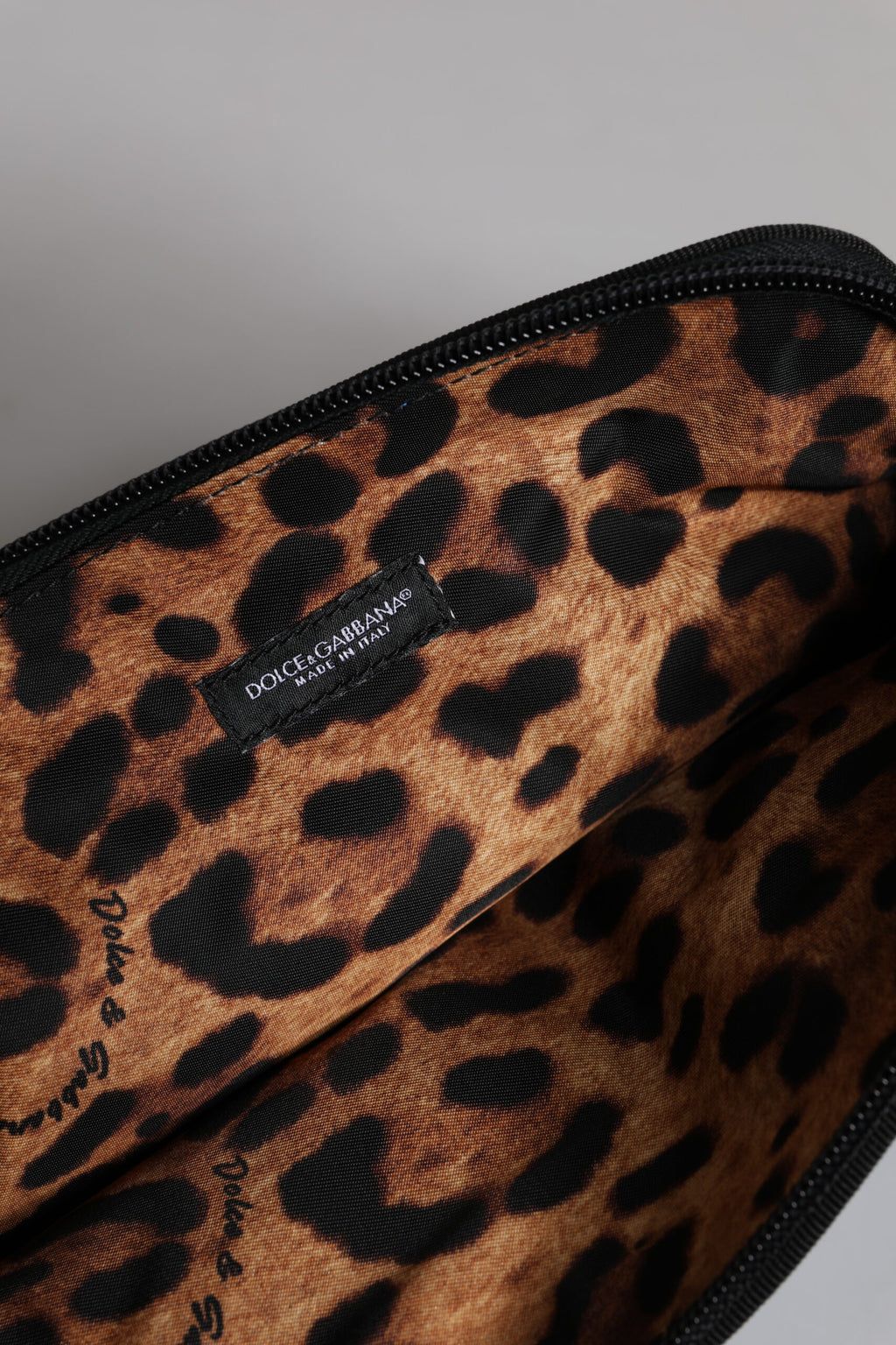Sac clutch Dolce & Gabbana Bleu avec logo DG imprimé, zip et pochette élégante pour accessoires.