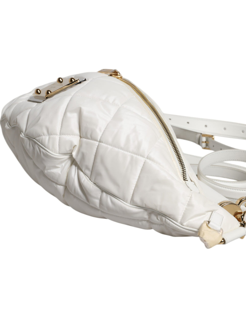 Sac banane Dolce & Gabbana, blanc, matelassé avec logo et plaque, porte-emballage à la taille, style tendance et pratique.