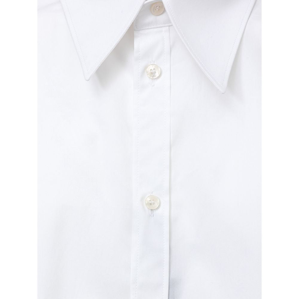 Chemise blanche en coton de Dolce & Gabbana, style élégant avec col classique et manches longues, portée pour une tenue sophistiquée.
