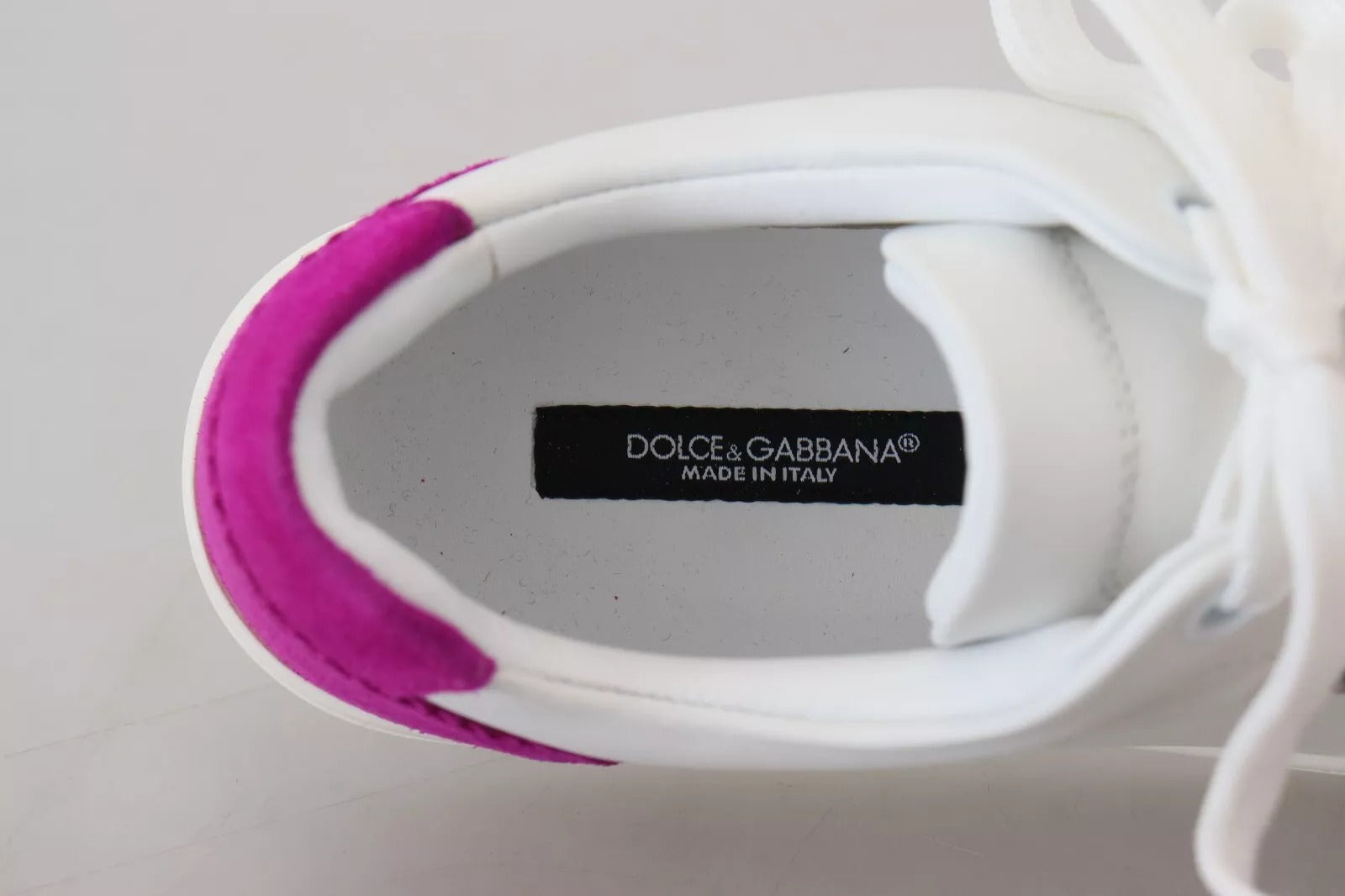 Chaussures blanches classiques pour femmes Dolce & Gabbana en cuir, sneakers élégants et confortables.