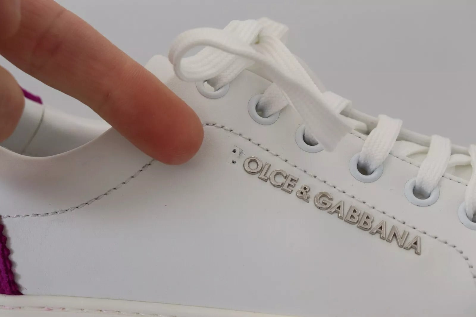 Chaussures blanches classiques pour femmes Dolce & Gabbana en cuir, baskets élégantes pour un style sophistiqué.
