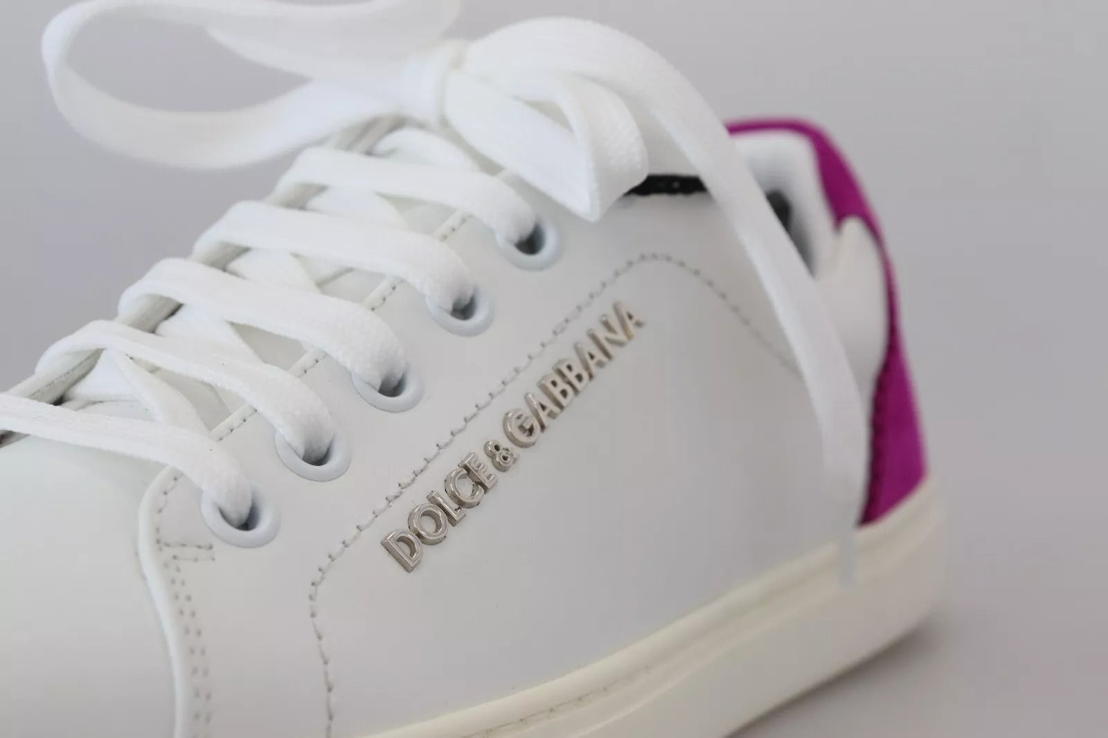 Chaussures en cuir blanches Dolce & Gabbana pour femmes, baskets classiques élégantes et confortables.