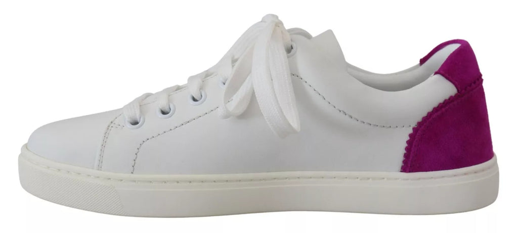 Chaussures blanches classiques pour femmes Dolce & Gabbana en cuir, vue de près, avec semelle blanche et design élégant.