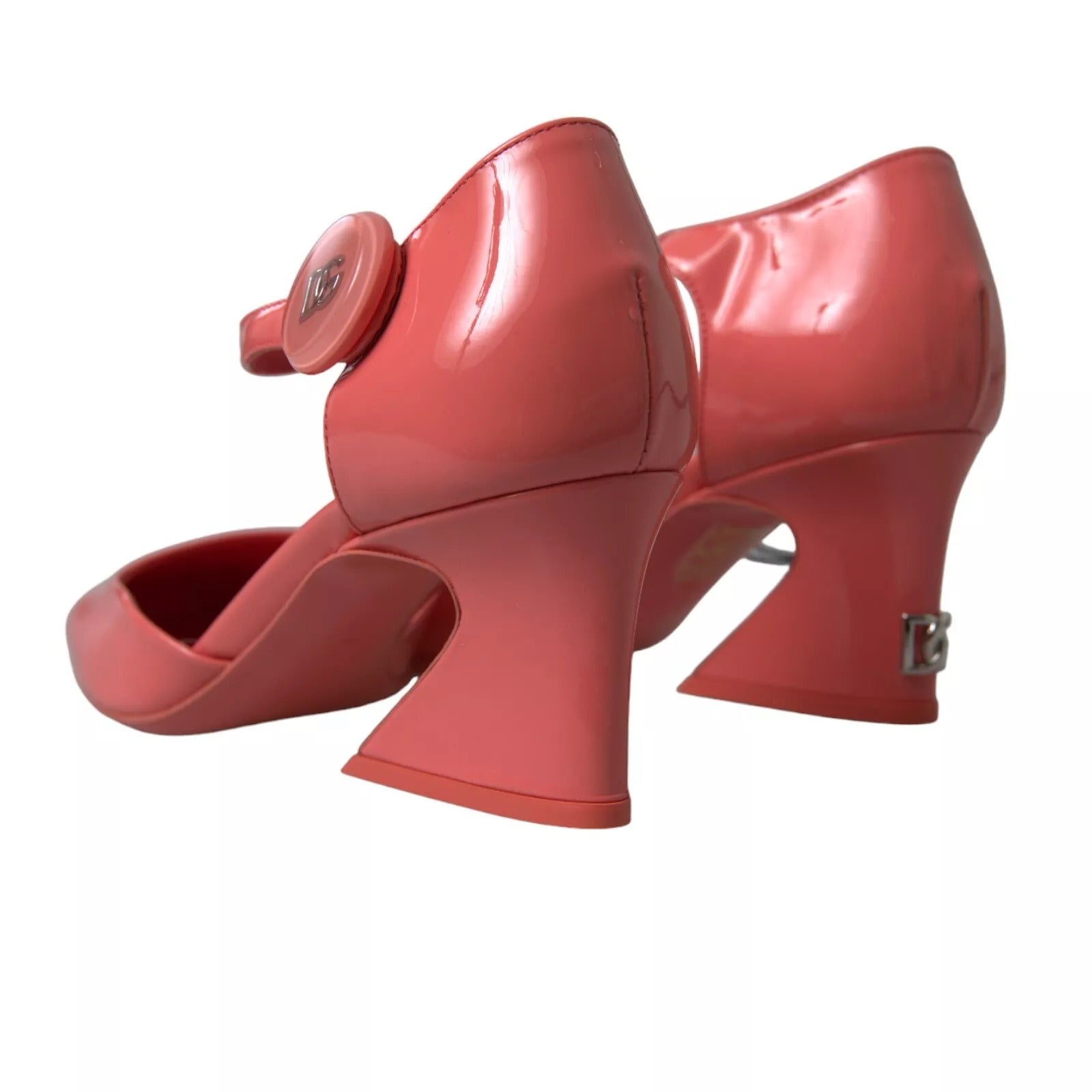Sandales à talons Dolce & Gabbana en cuir pêche avec bride à la cheville, silhouette élégante et finitions sophistiquées.