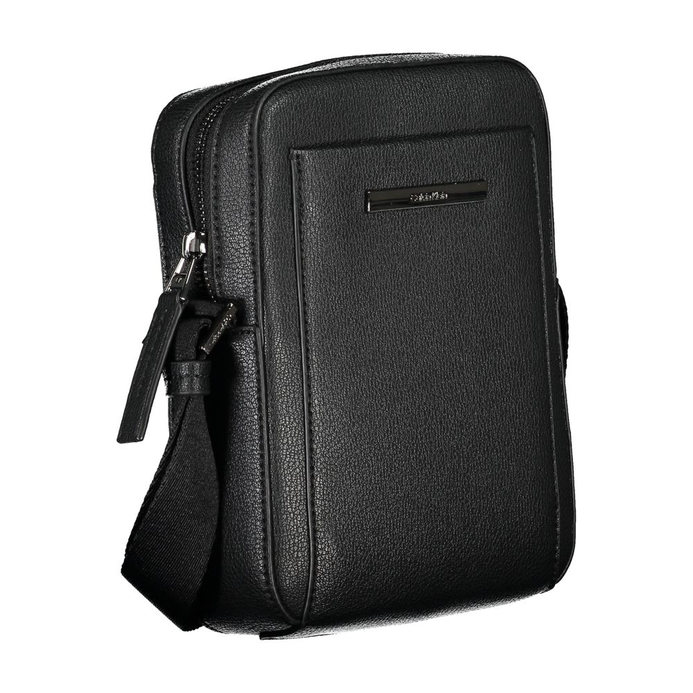 Sac à épaule noir Calvin Klein avec logo élégant, finition lisse et design moderne.