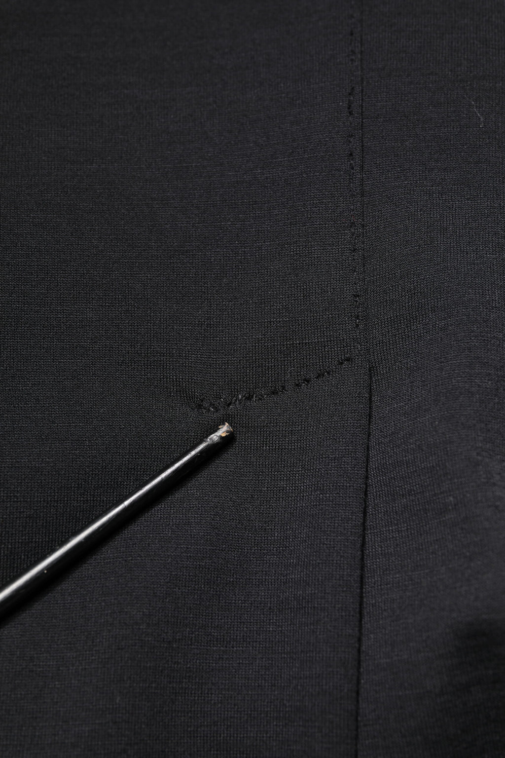 Veste blazer Dolce & Gabbana en laine noire, coupe slim, élégante et sophistiquée, portée sur un mannequin.
