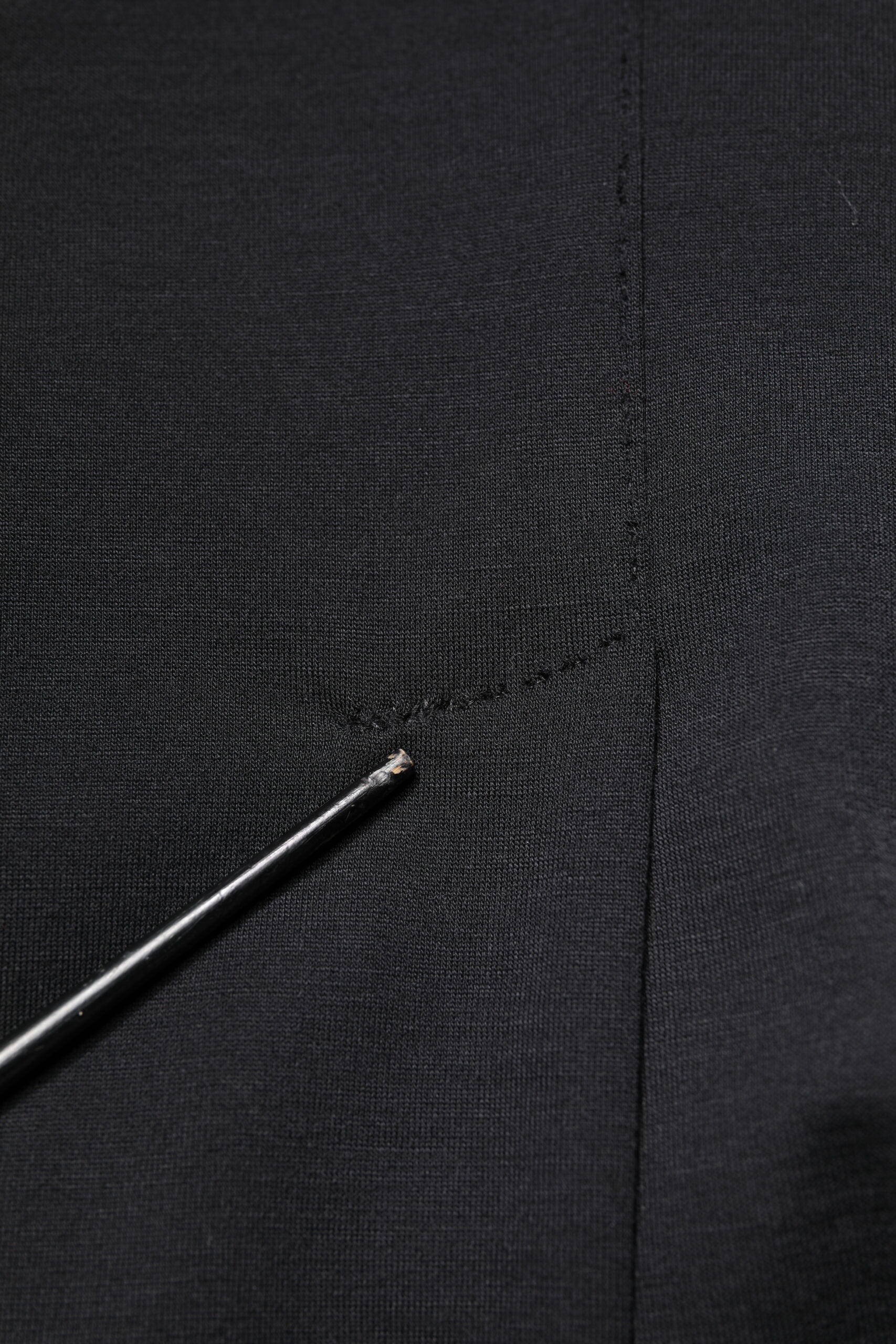 Veste blazer Dolce & Gabbana en laine noire, coupe slim, élégante et sophistiquée, portée sur un mannequin.