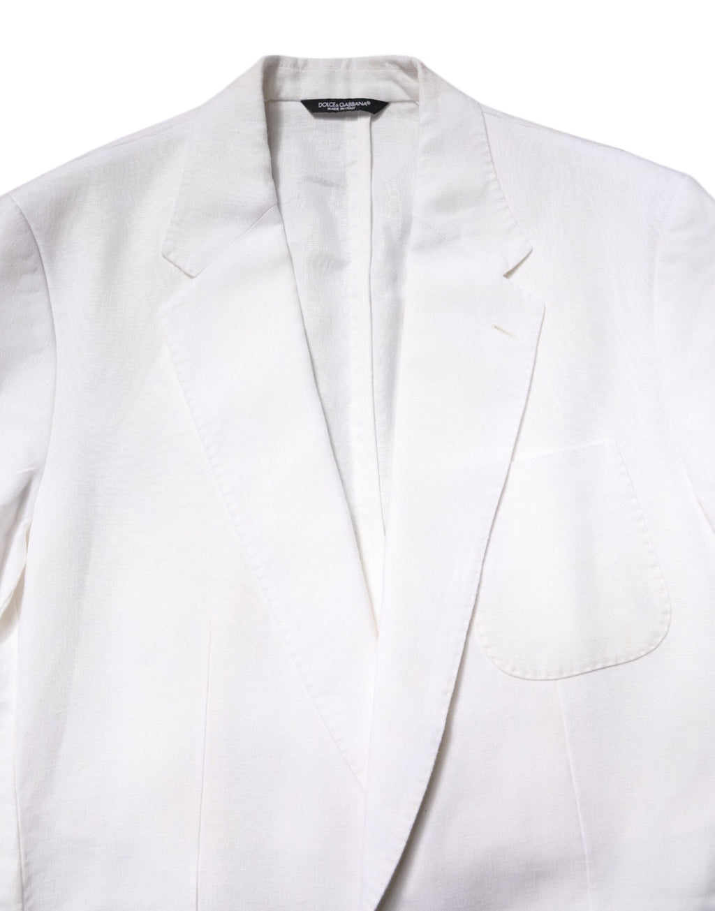 Blazer homme blanc Dolce & Gabbana à un seul bouton, style costume cintré, en tissu élégant, porté sur un mannequin.