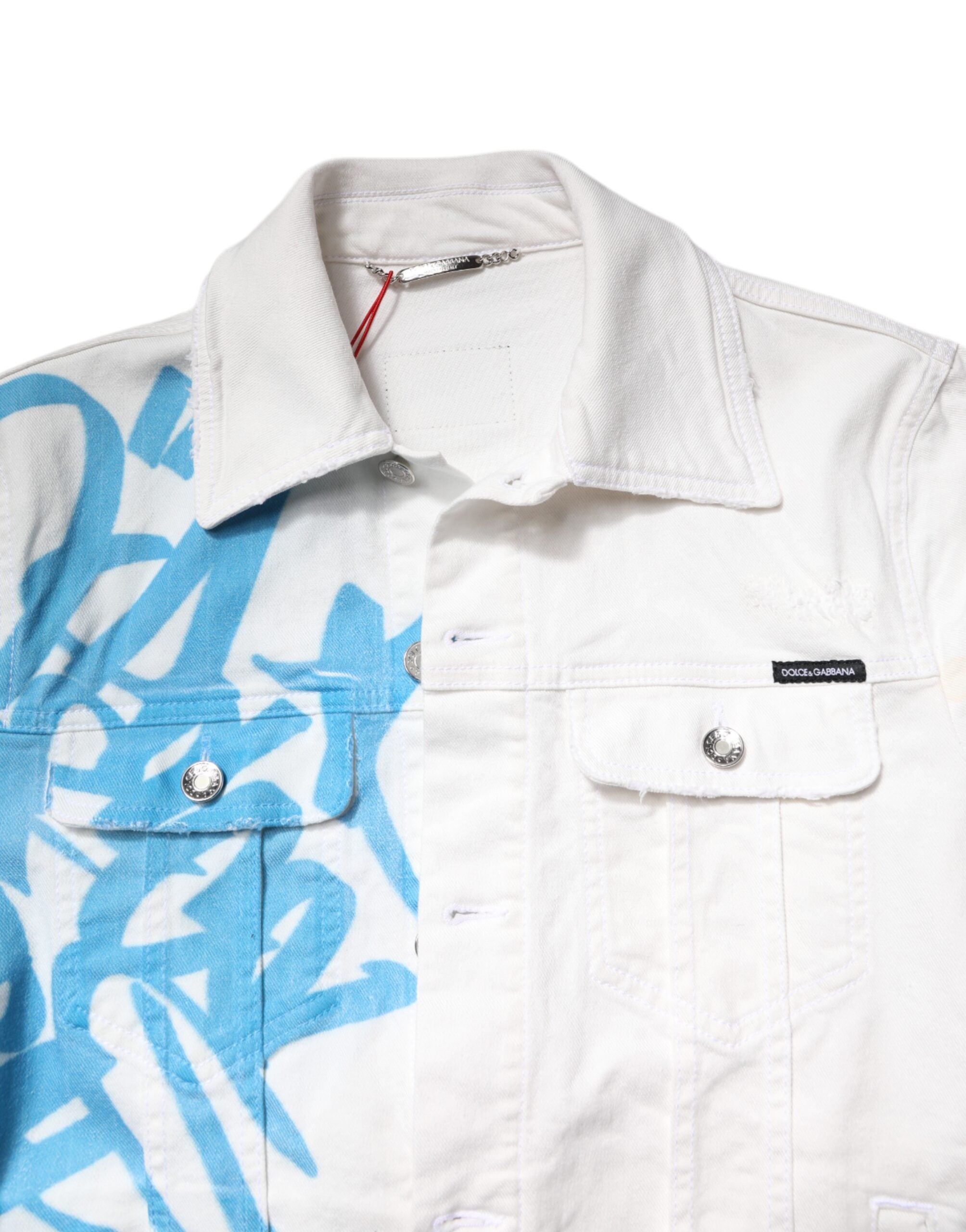 Veste en jean en coton stretch blanche avec graffiti Dolce & Gabbana, style décontracté et tendance, visible en détail sur l'image.