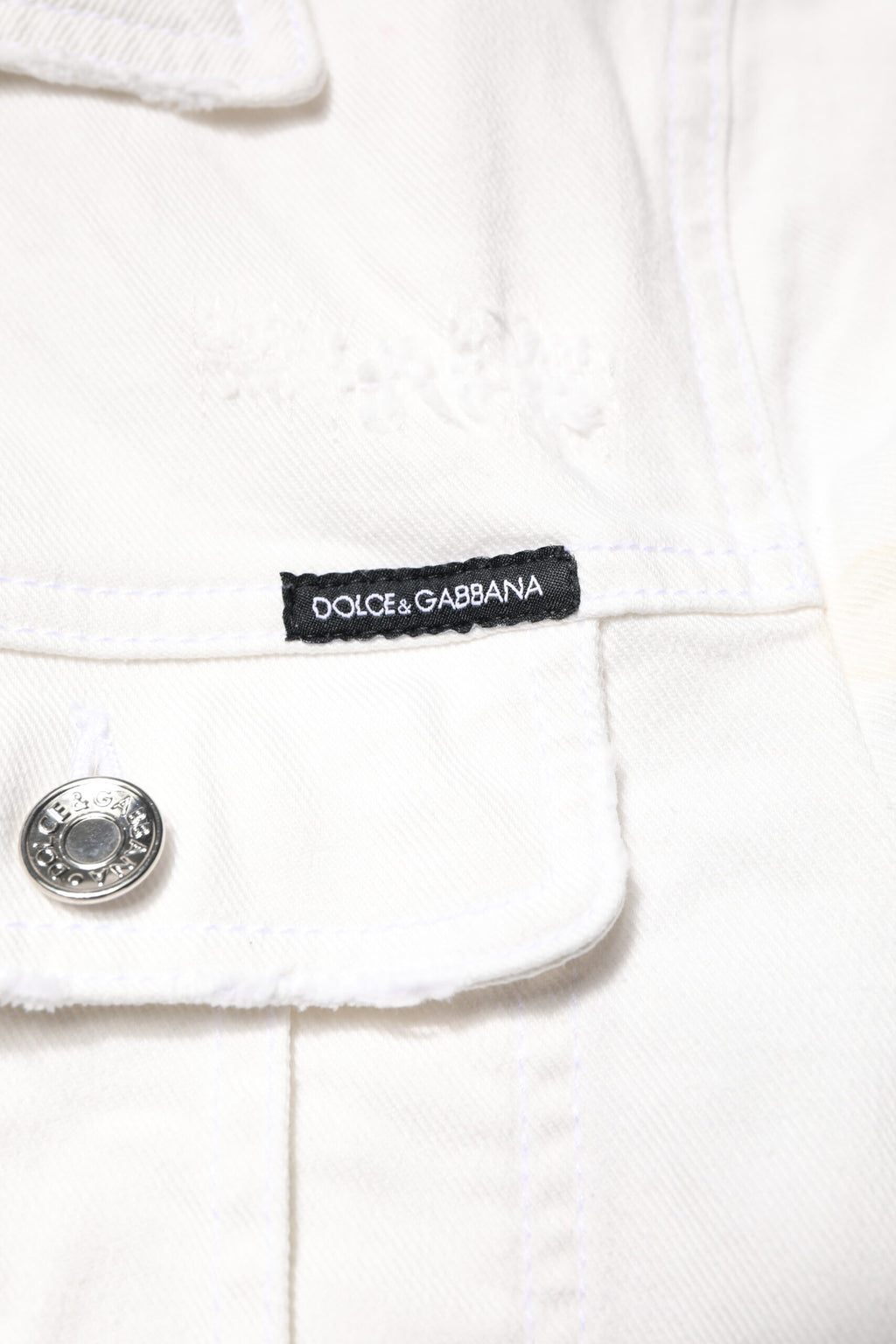 Veste en denim extensible en coton blanc avec graffiti de Dolce & Gabbana, style urbain et moderne, vue de face.