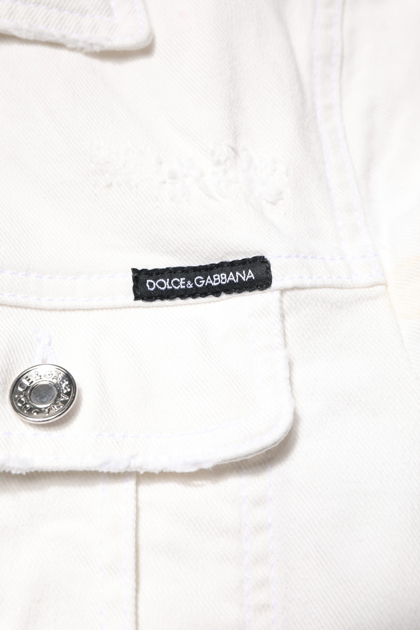 Veste en denim extensible en coton blanc avec graffiti de Dolce & Gabbana, style urbain et moderne, vue de face.