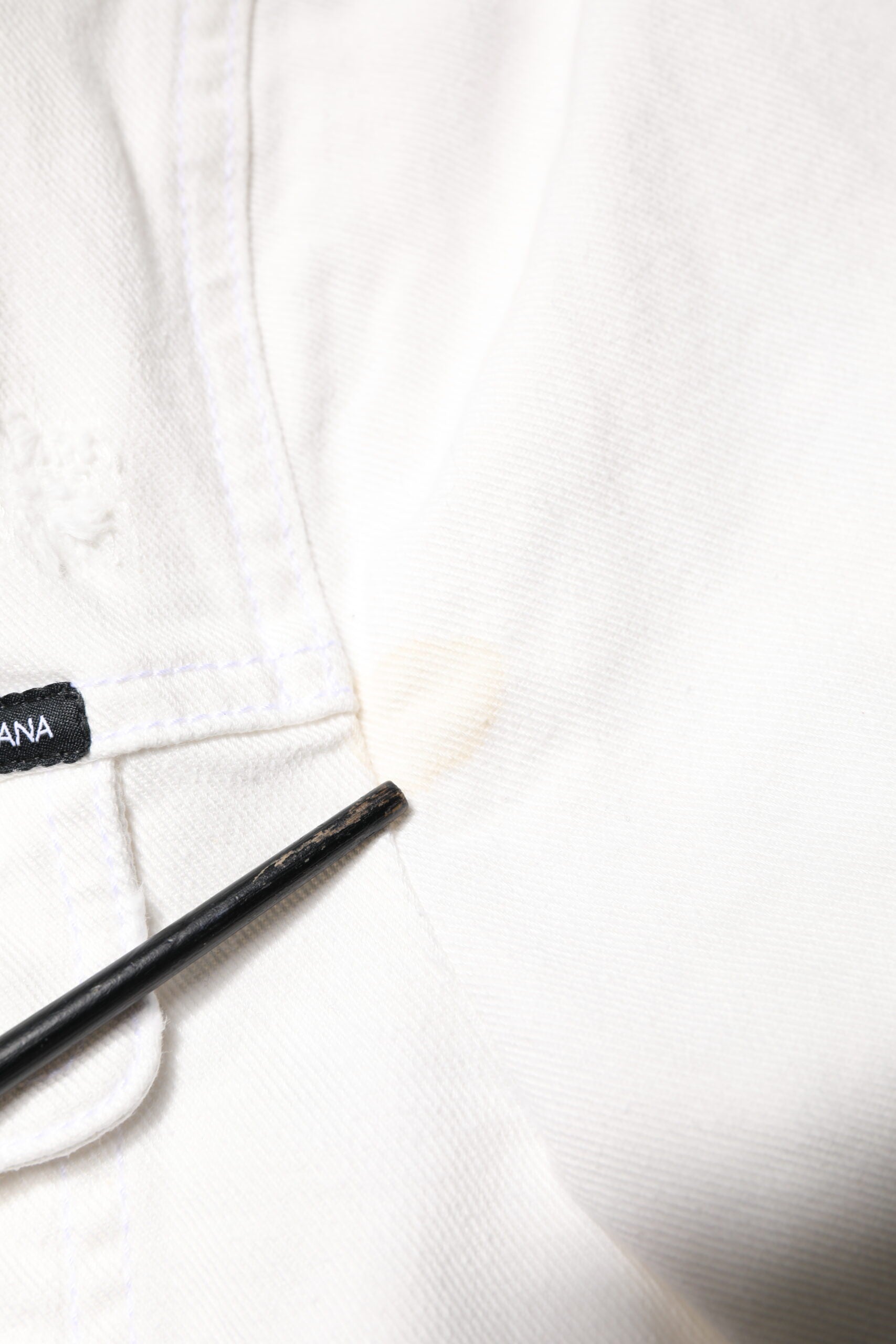Veste en jean blanc Dolce & Gabbana avec motif graffiti, en coton stretch, style décontracté et tendance.
