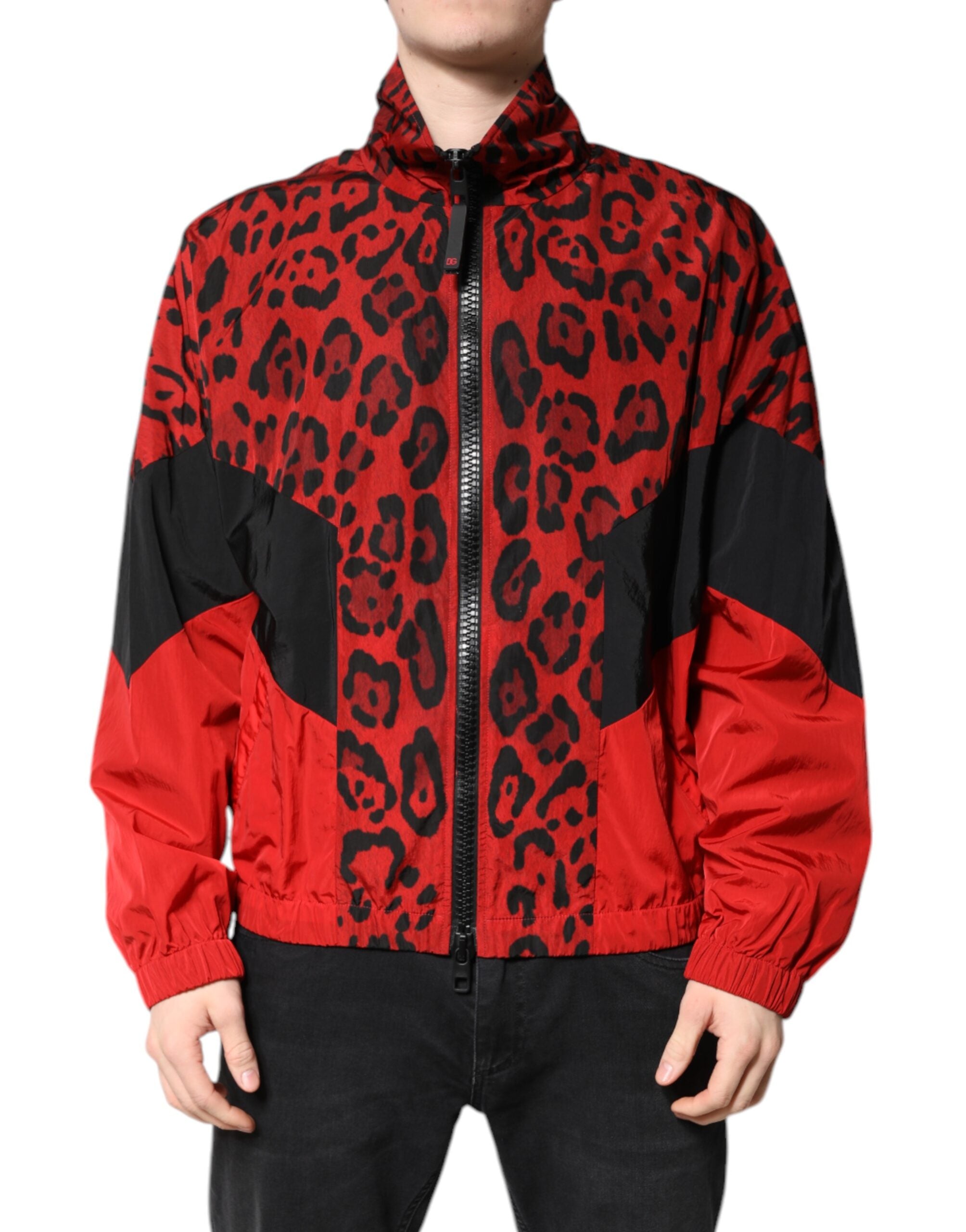 Veste bomber en nylon rouge à motif léopard Dolce & Gabbana avec fermeture éclair complète, style élégant et audacieux.