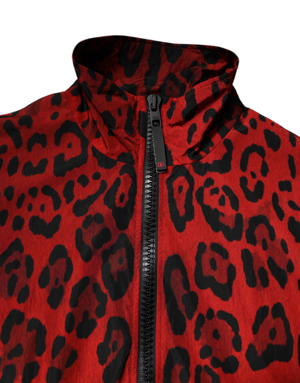 Veste bomber en nylon rouge à motif léopard de Dolce & Gabbana, fermeture éclair intégrale, style tendance et chic.
